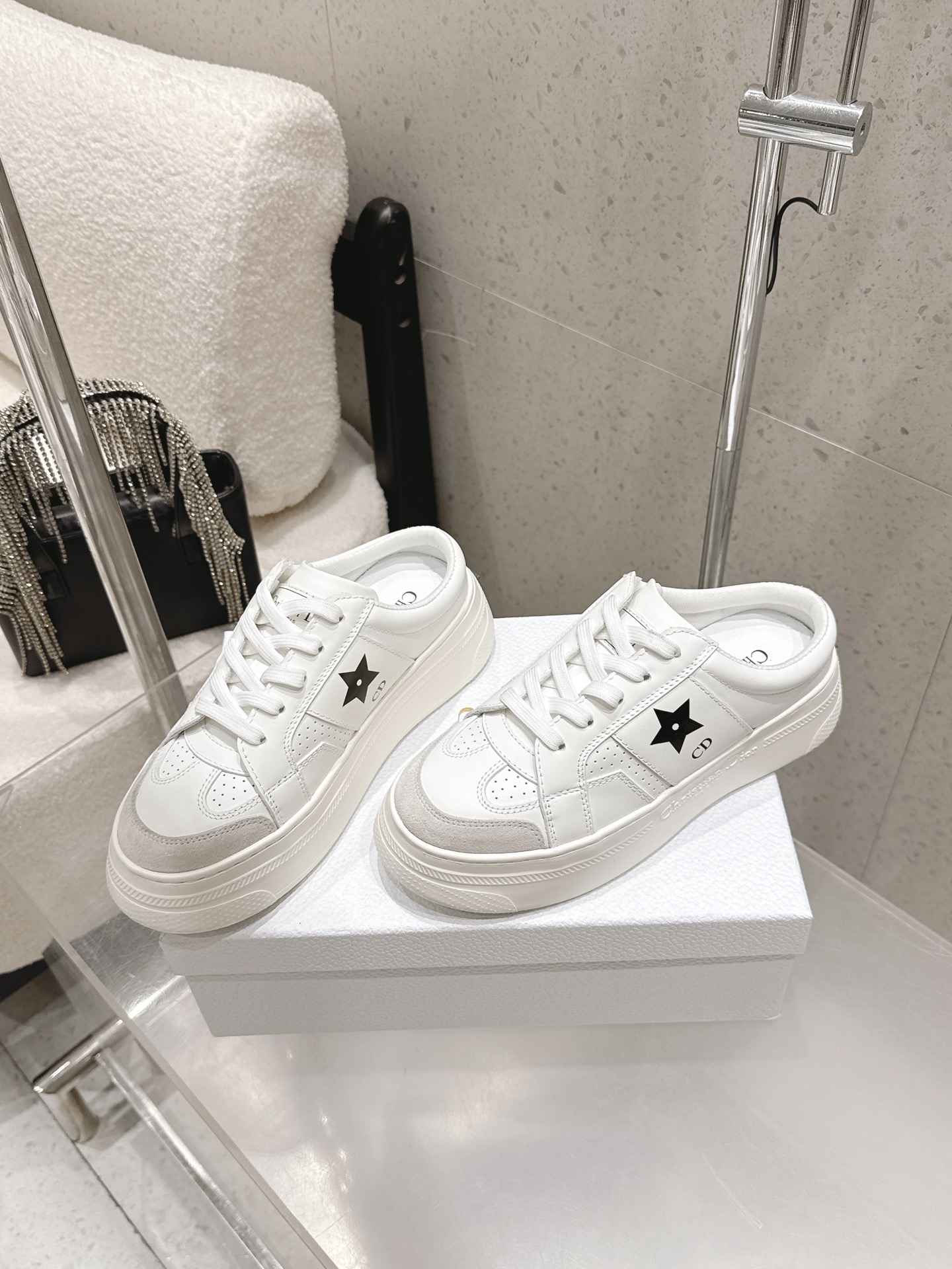 [TOP] Christian Dior Cowhide Casual Shoes - White - 711 Luxury