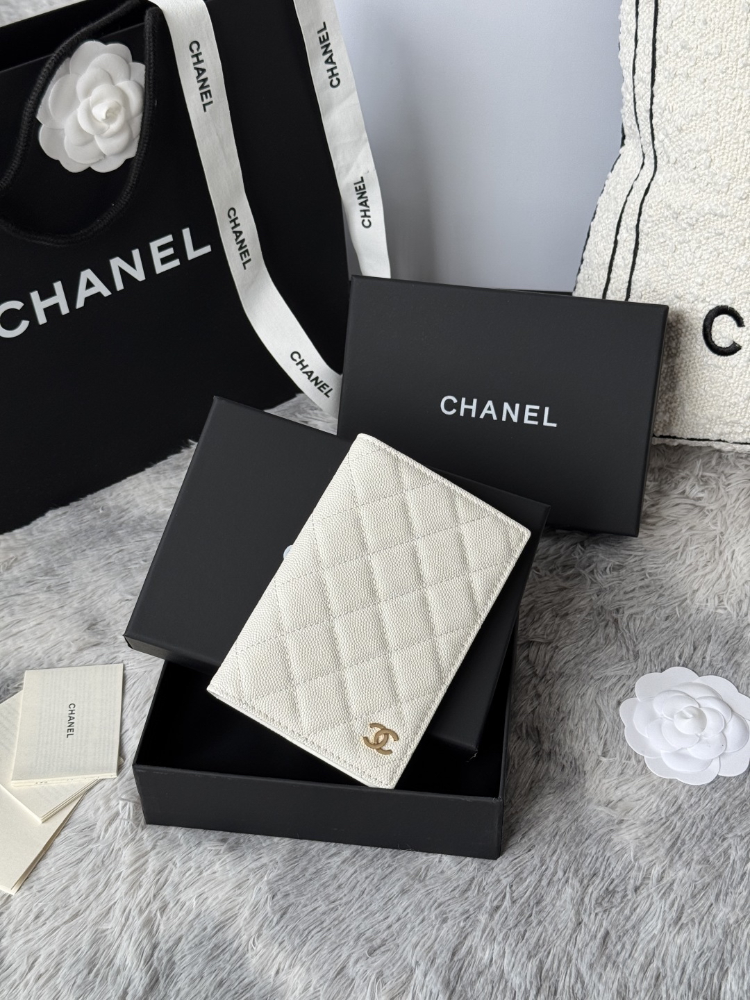 [TOP] CHANEL Passport Holder Cowhide 14.5x10.5x2cm - White - 711 Luxury