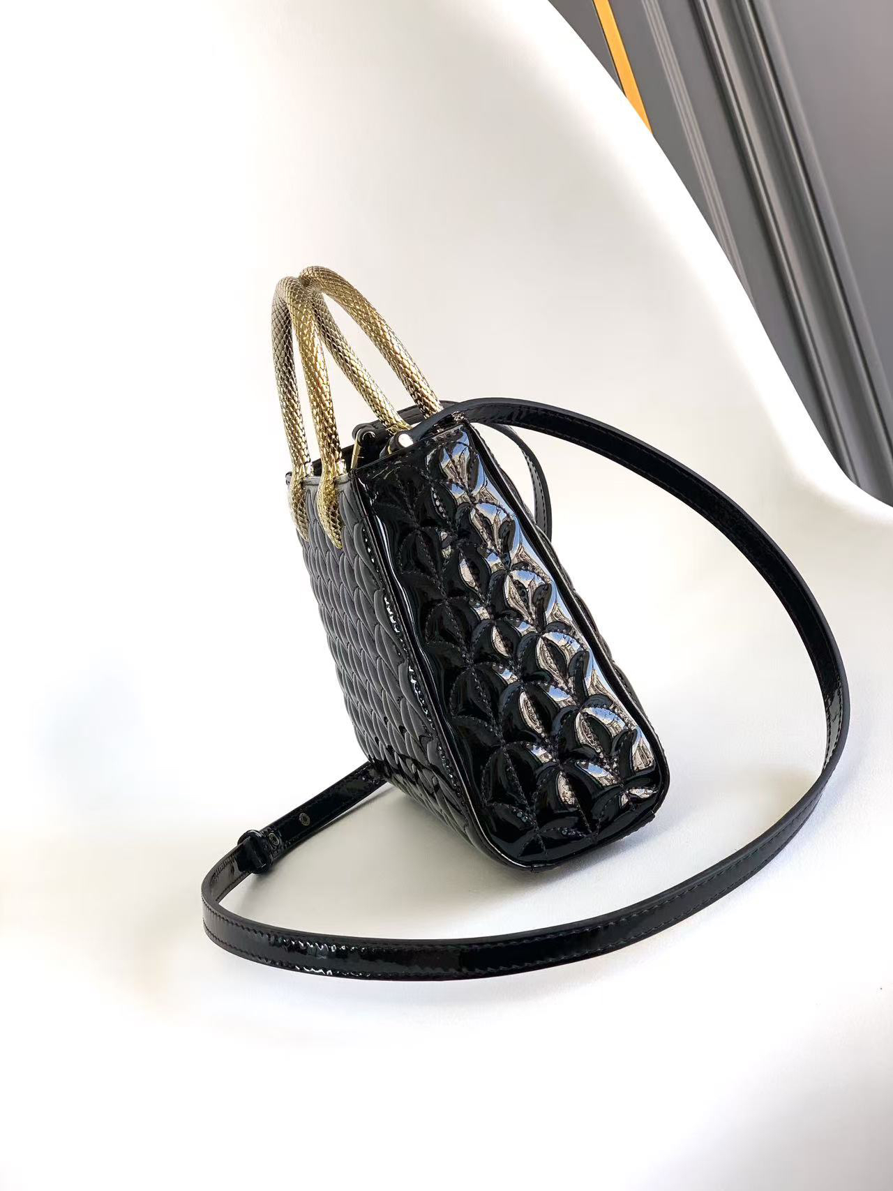 [TOP] BVLGARI Serpentine Duo Tote Bag Patent Leather 21.5x15x6cm - Black - 711 Luxury