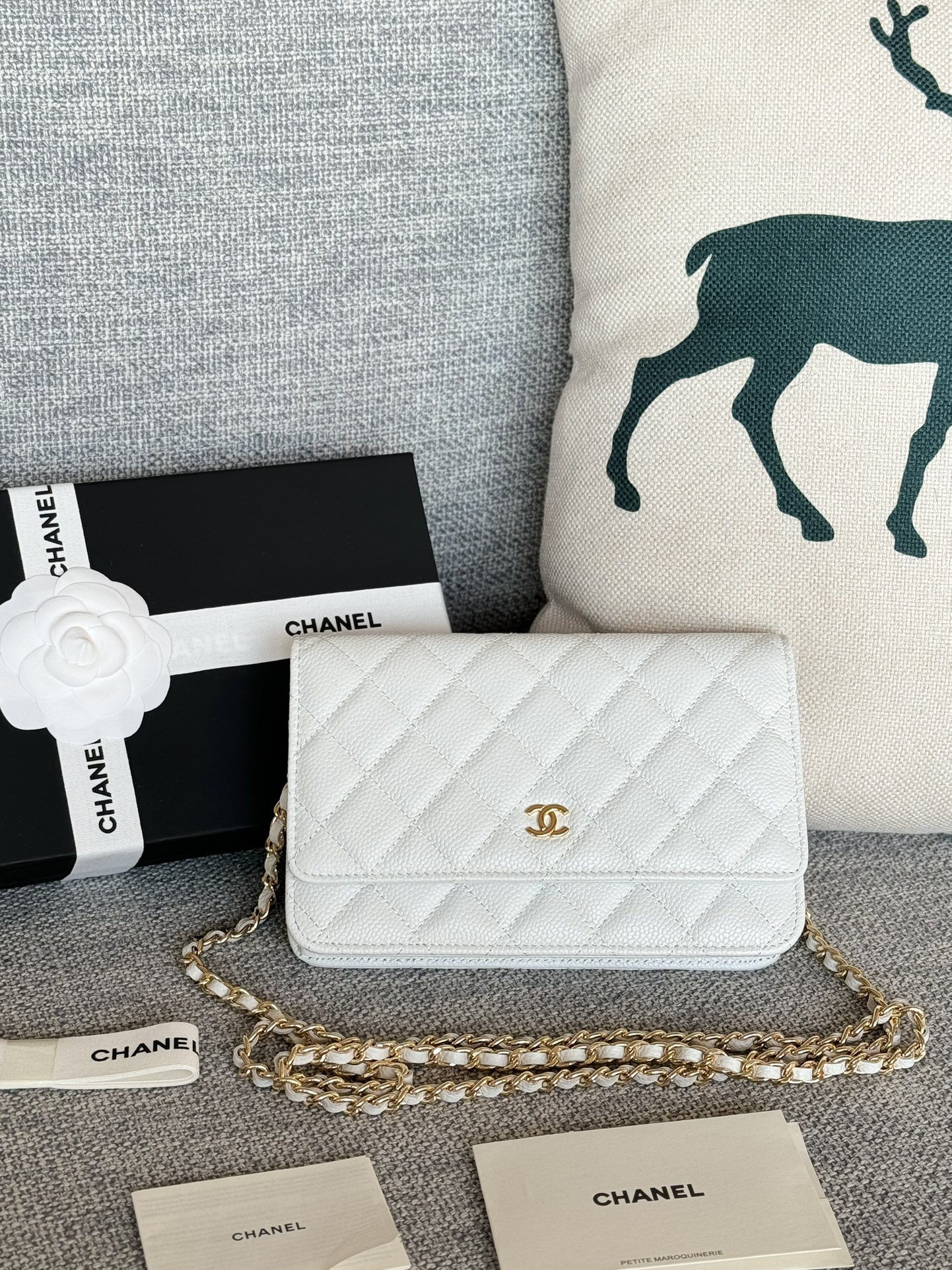 [TOP] CHANEL Woc Bag Cowhide 19x12x3cm - White & GHW - 711 Luxury