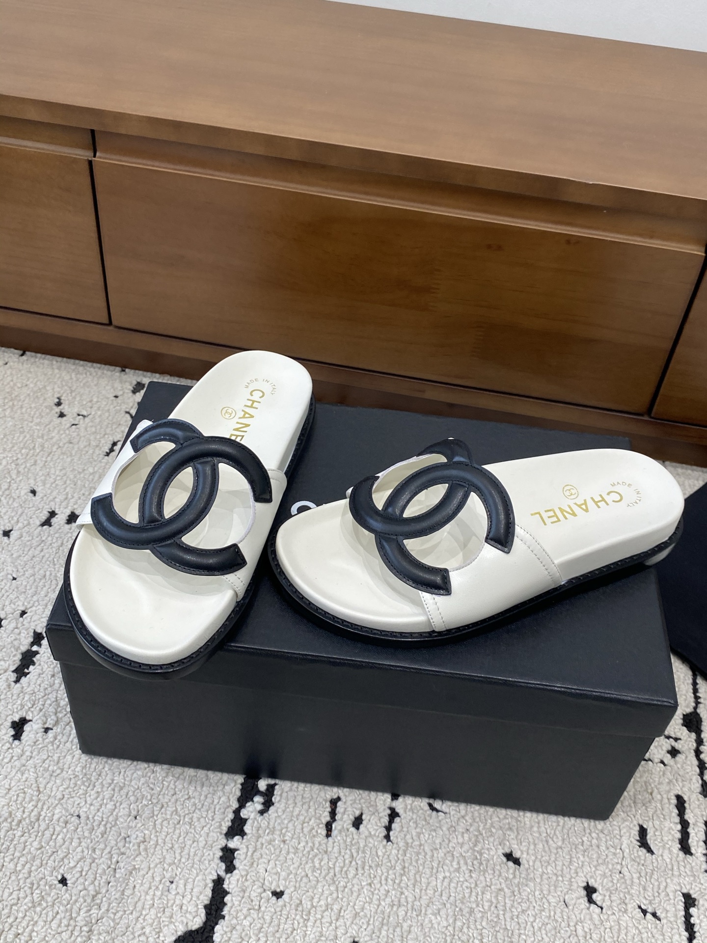 [TOP] CHANEL Slippers - White - 711 Luxury
