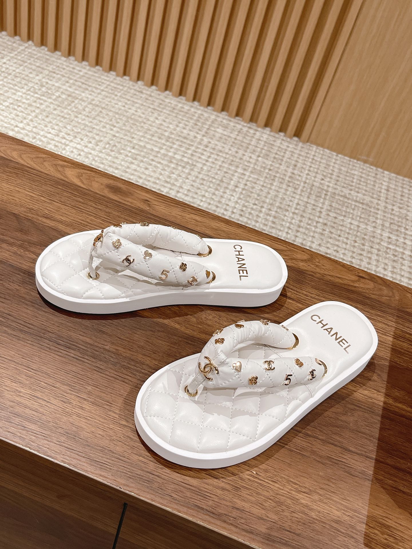 [TOP] CHANEL Slippers - White - 711 Luxury