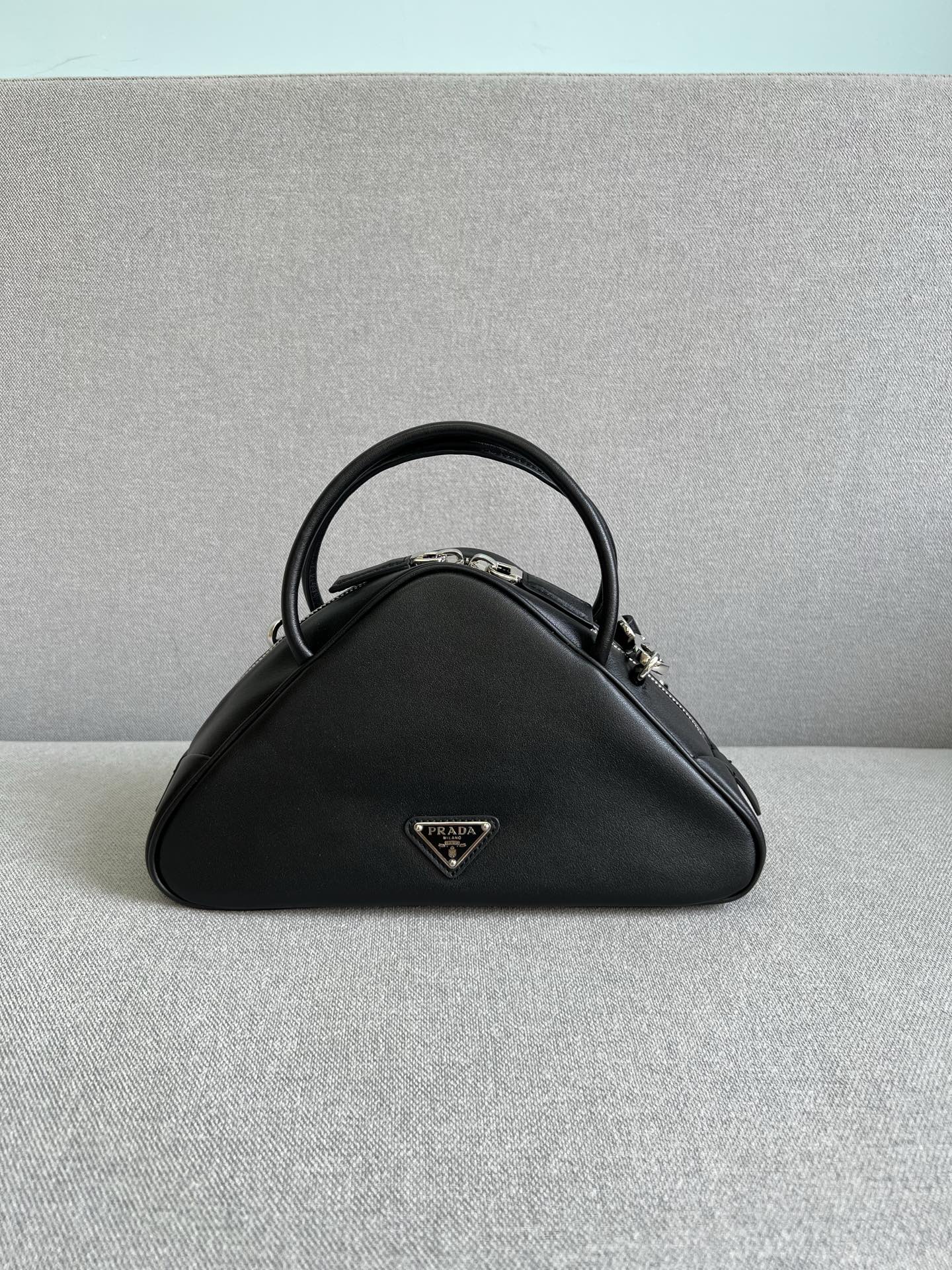 [TOP] PRADA Triangle Top Handle Shoulder Bag 25x14x11cm - Black