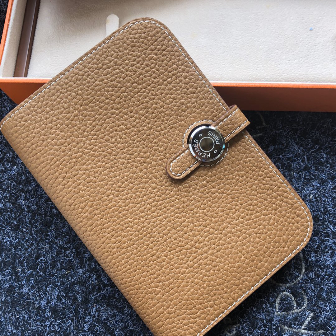 [TOP] HERMES Dogon Passport Holder 15cm - Gold