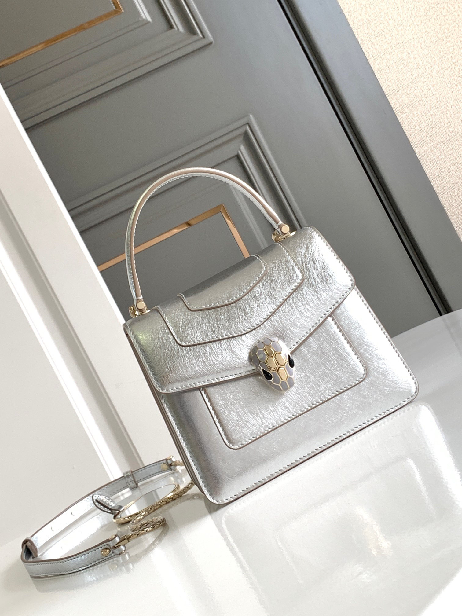 [TOP] BVLGARI Serpenti Forever Bag Calfskin 18x15x9.5cm - Silver - 711 Luxury