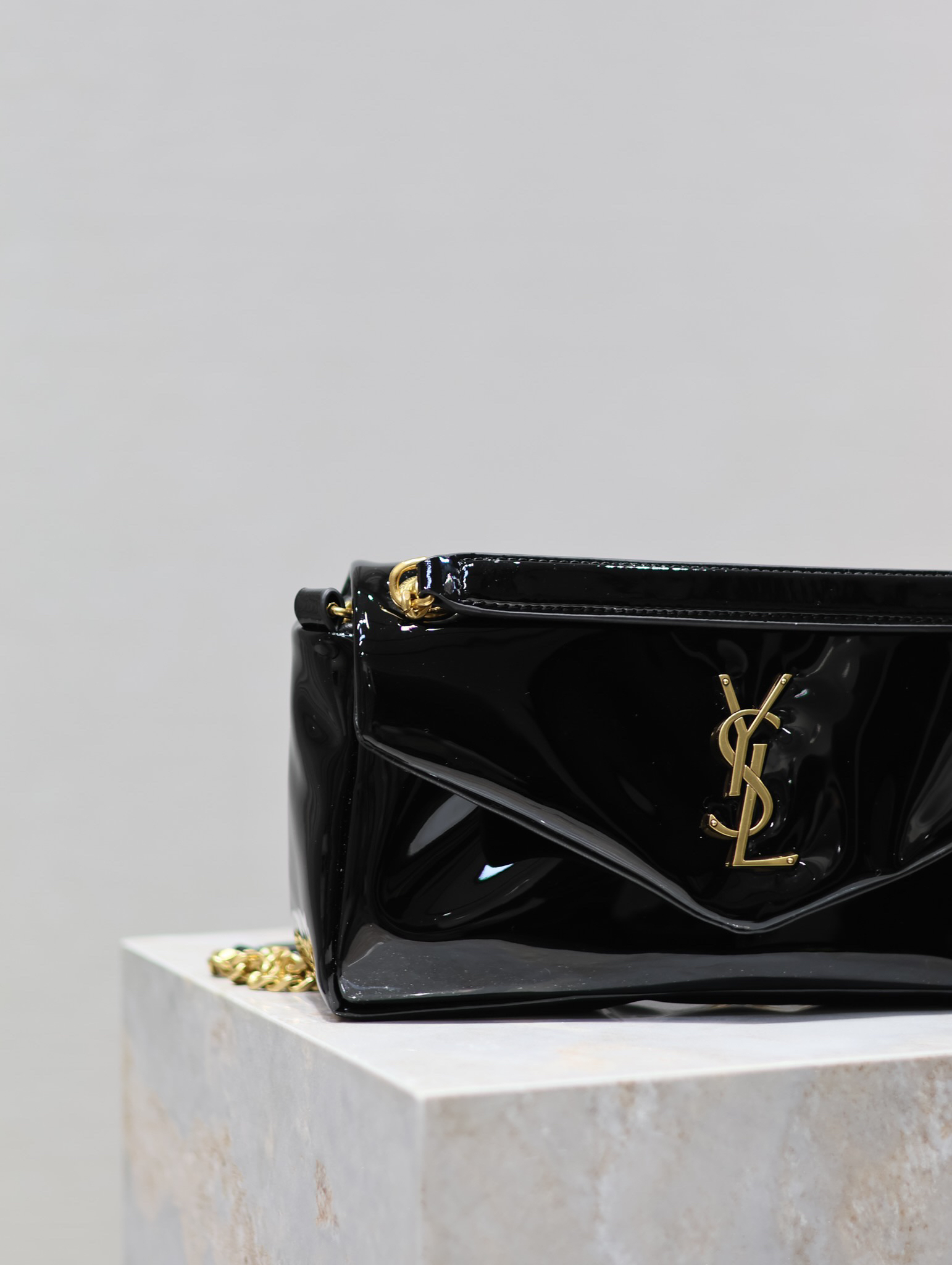[TOP] Yves Saint Laurent YSL Calypso Patent Leather Chain Bag 26x14x7cm - Black & GHW - 711 Luxury