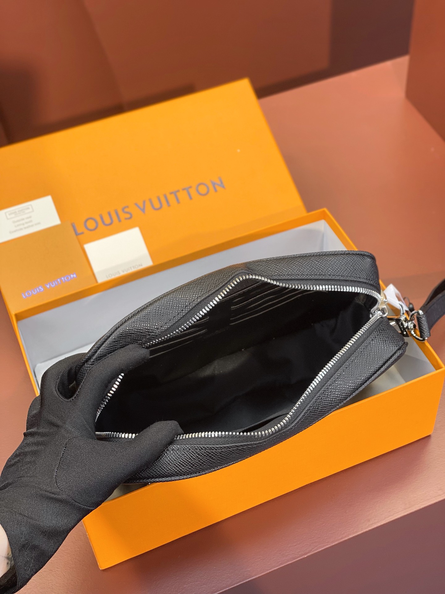 [TOP] Louis Vuitton LV Kasai Bag 25x15.5x6.5cm Taïga Leather - Black