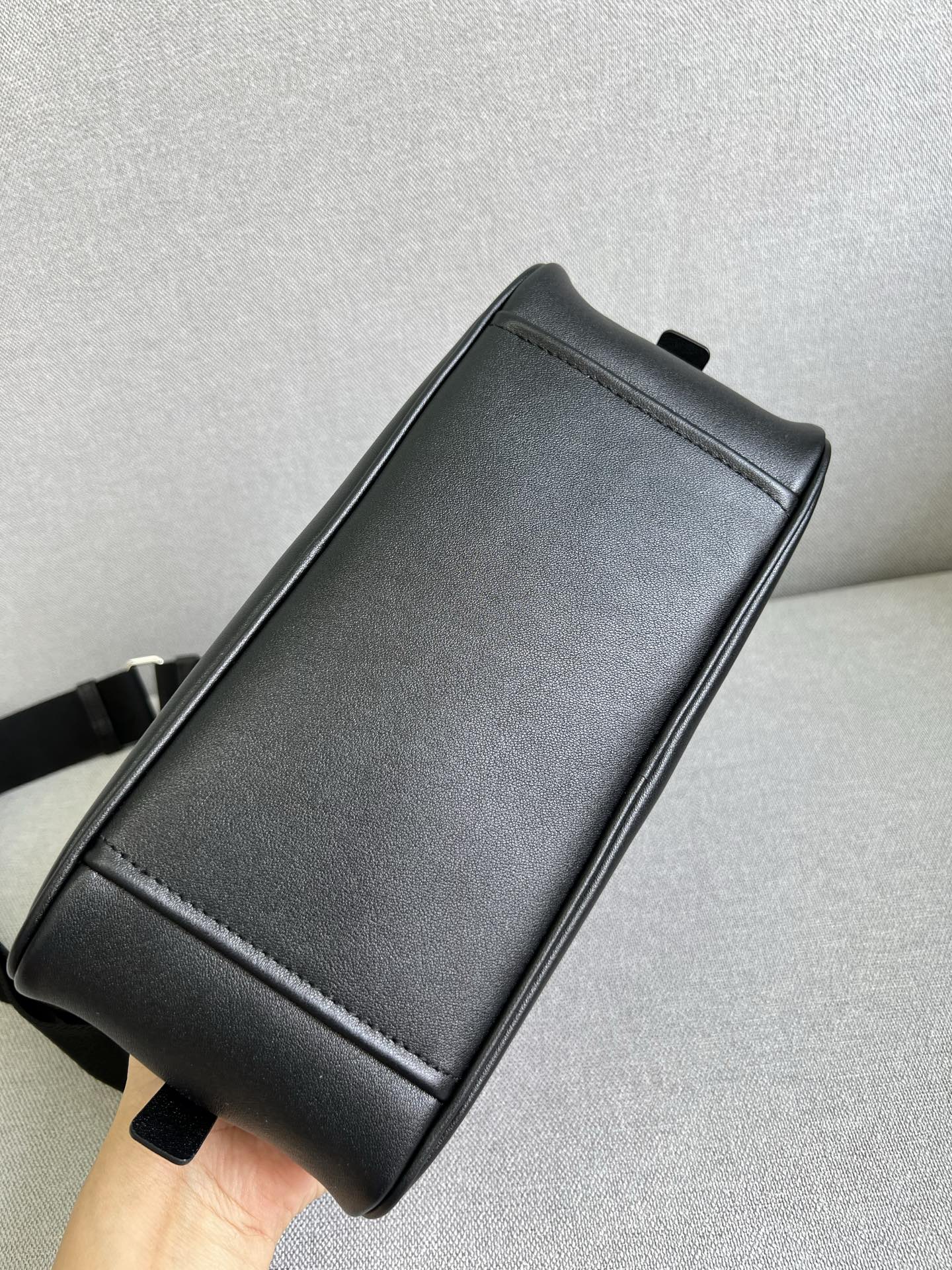 [TOP] PRADA Triangle Top Handle Shoulder Bag 25x14x11cm - Black