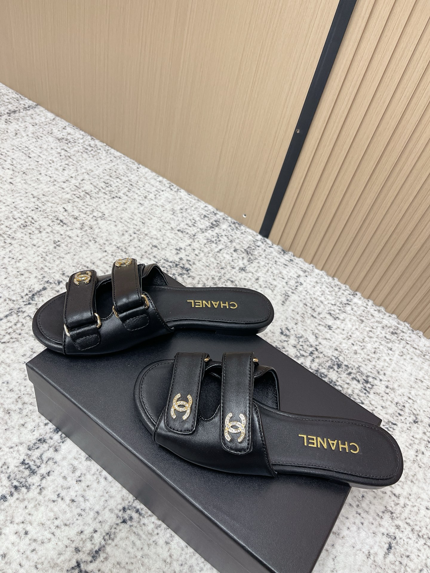 [TOP] CHANEL Sandals - Black