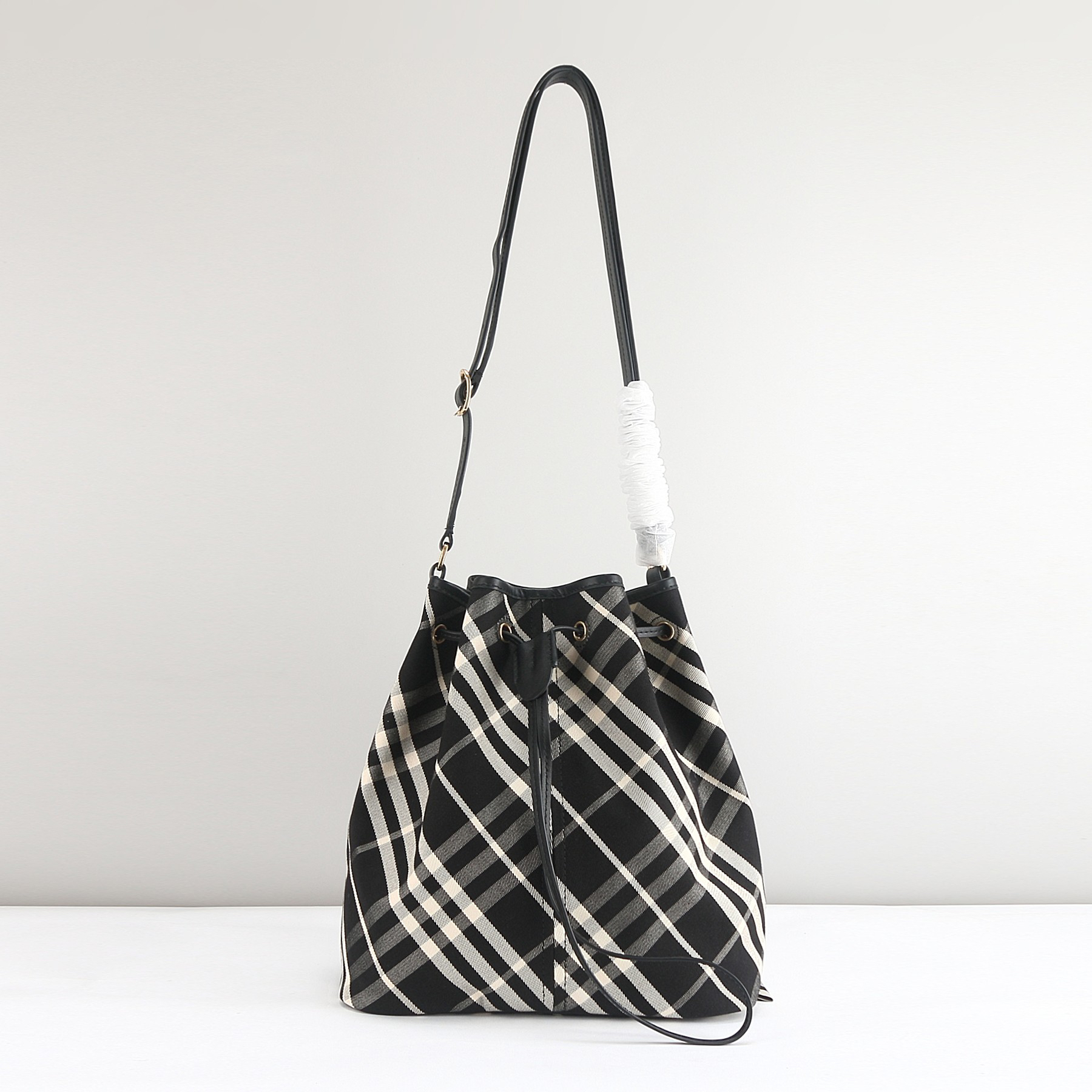 [TOP] BURBERRY Bucket Bag 27.5x 16x 29cm - Black - 711 Luxury