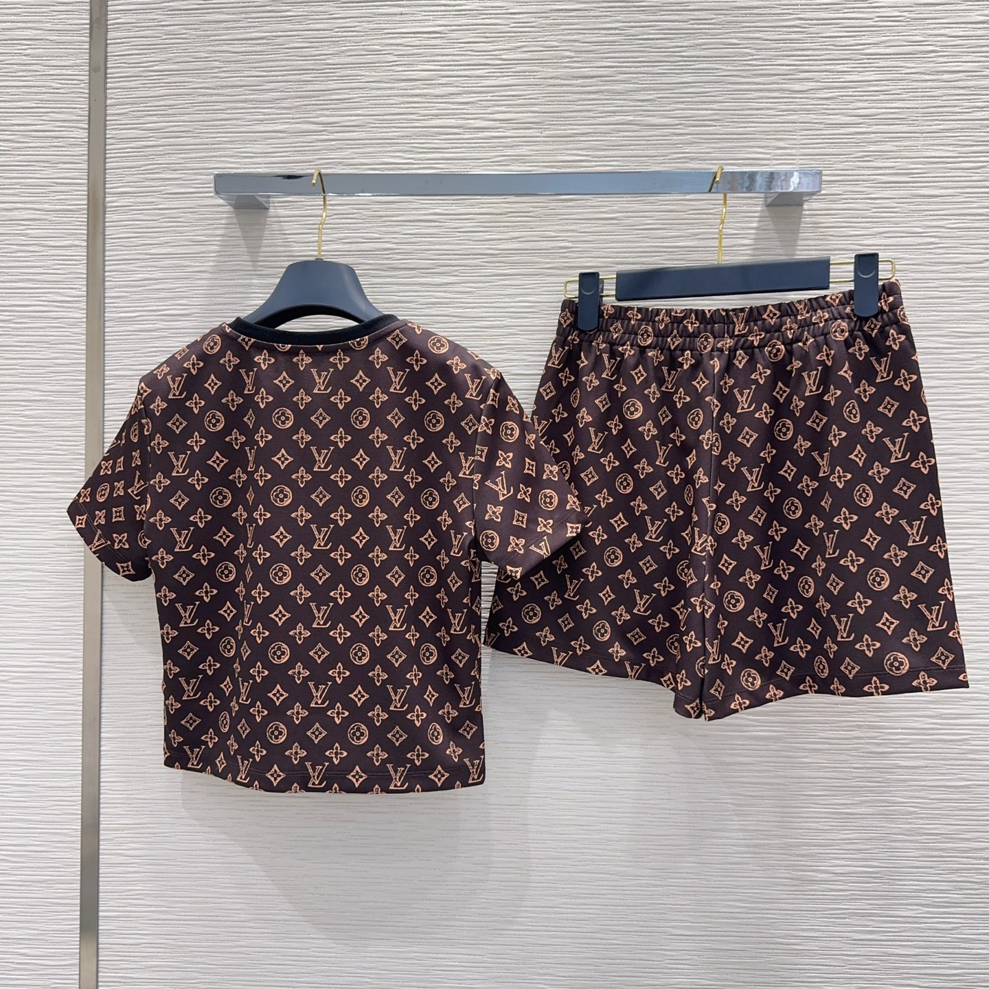 [TOP] Louis Vuitton LV T-shirt + Shorts Set - Brown