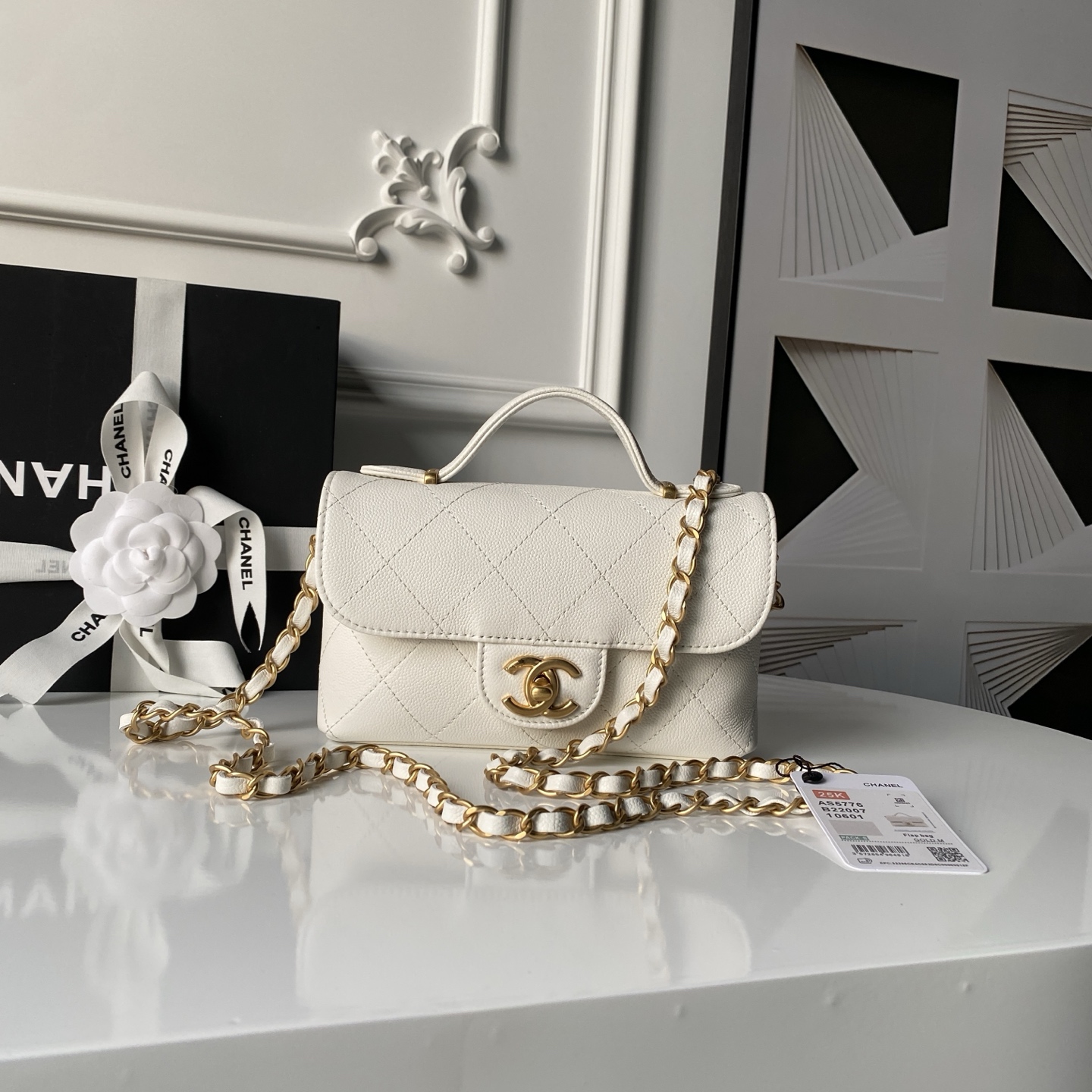 [TOP] CHANEL Handle Bag Calfskin 11.5x19.5x5 cm - White