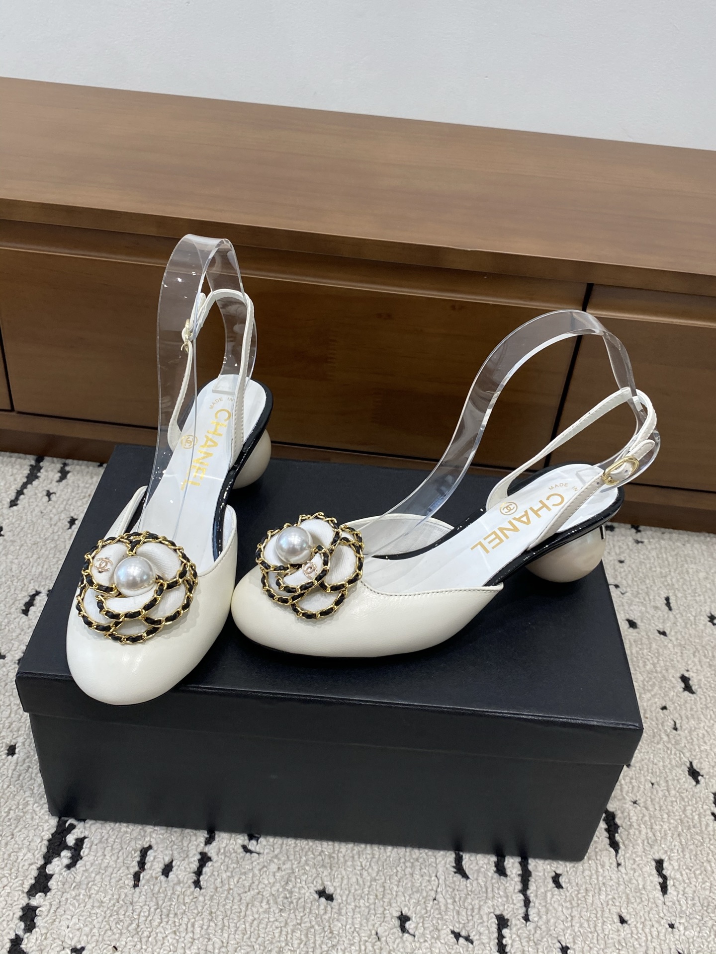 [TOP] CHANEL Mules - White - 711 Luxury
