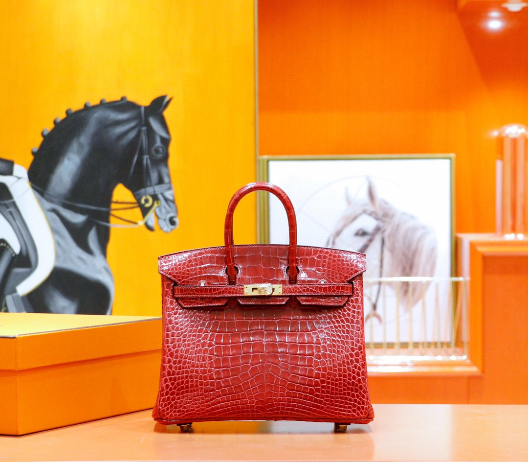 Hermes Birkin platinum bag, bright red color, glossy crocodile skin, gold clasp, 25-30cm long