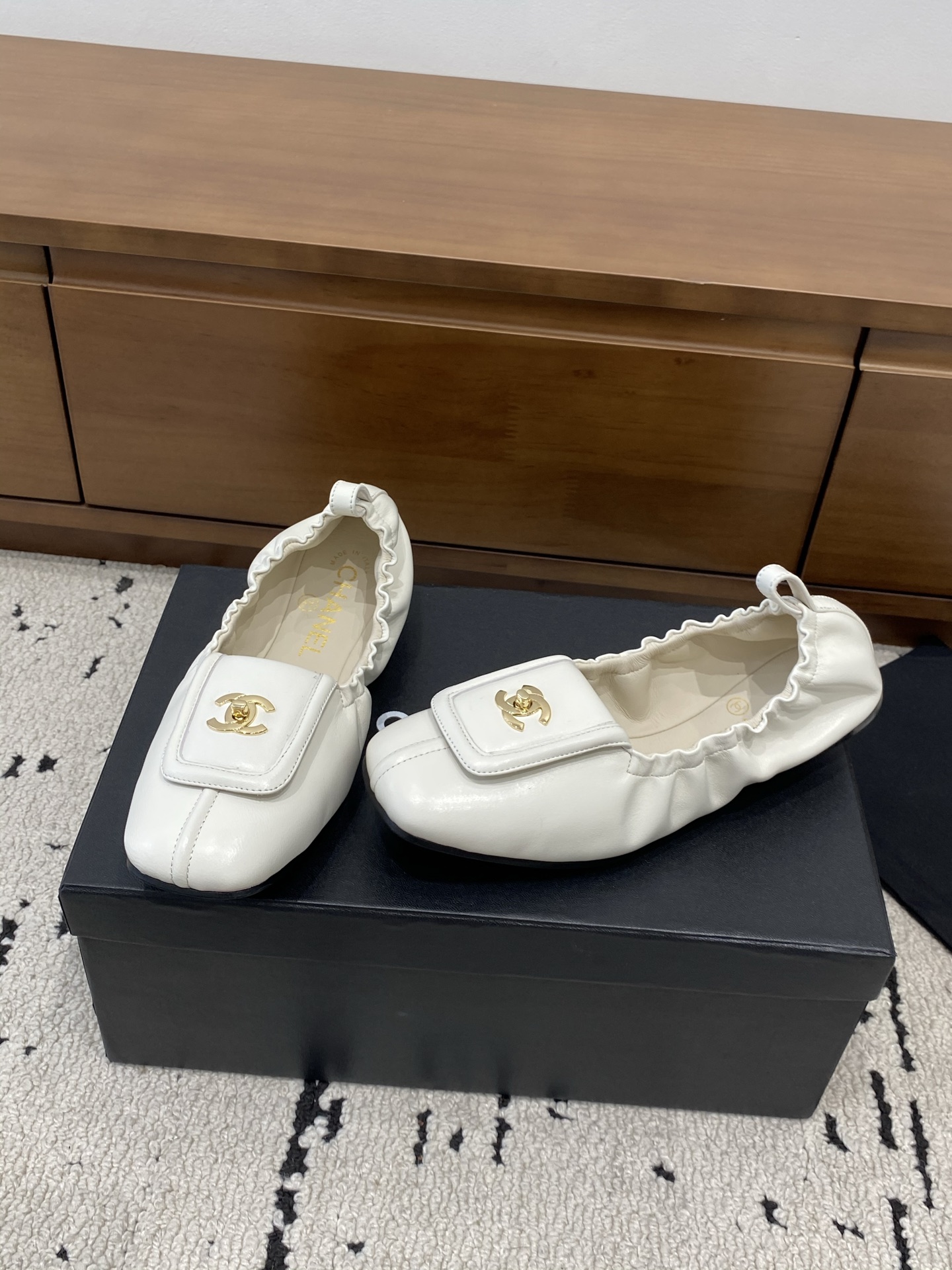 [TOP] CHANEL Flats - White - 711 Luxury