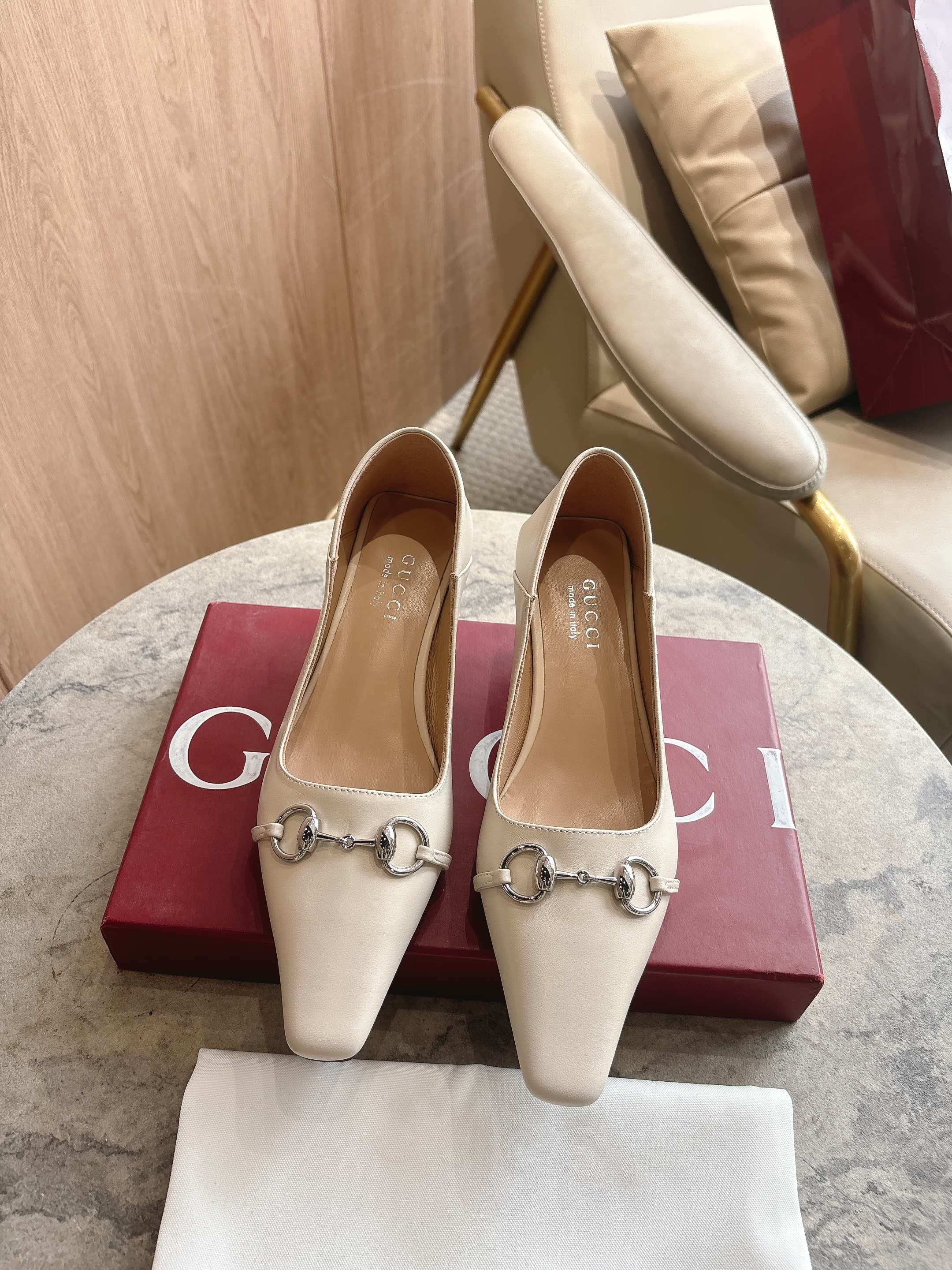 [TOP] GUCCI Shoes - White - 711 Luxury