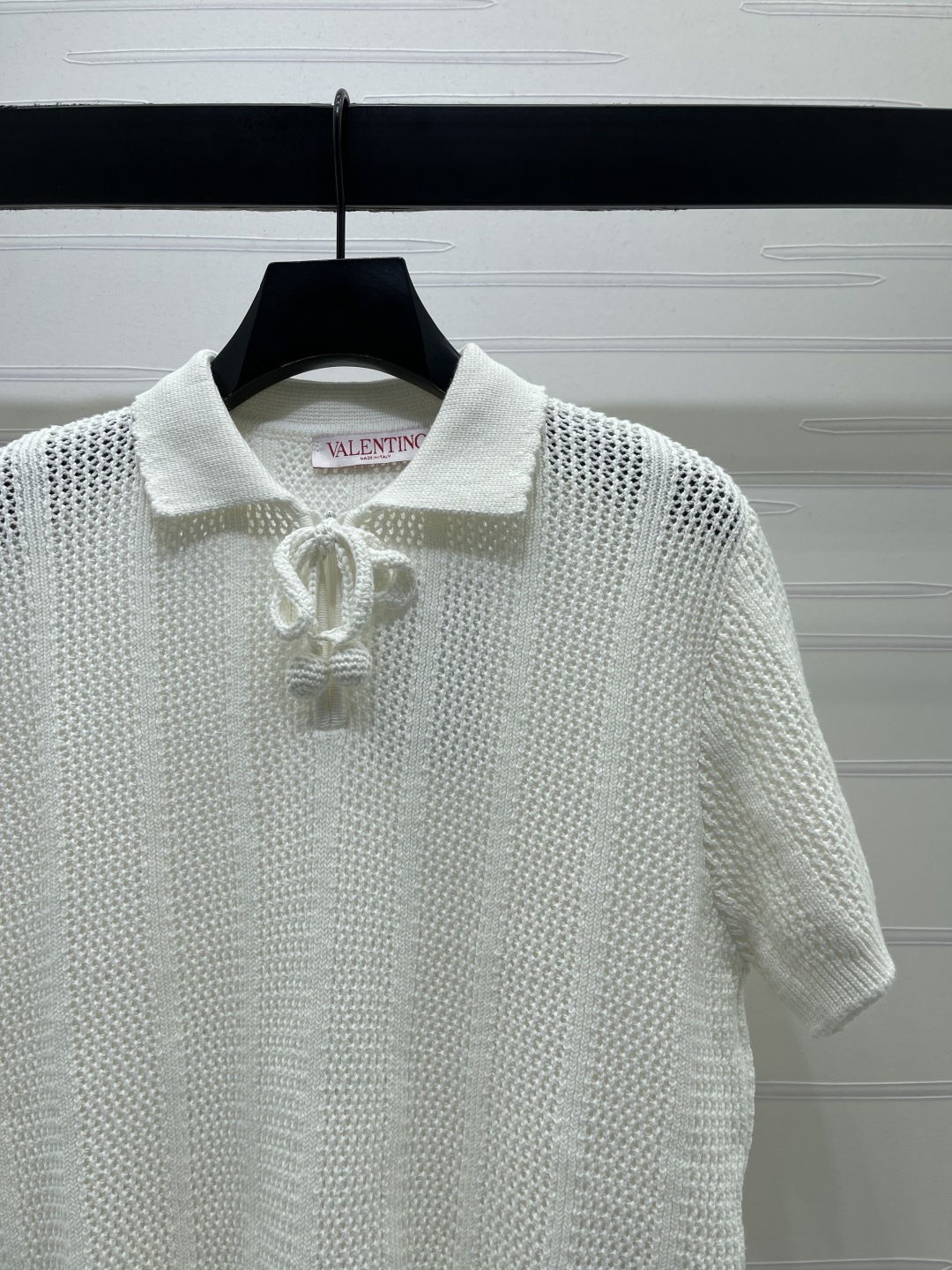 [TOP] VALENTINO Hollow-out Collar Knit Short-sleeved T-shirt - White