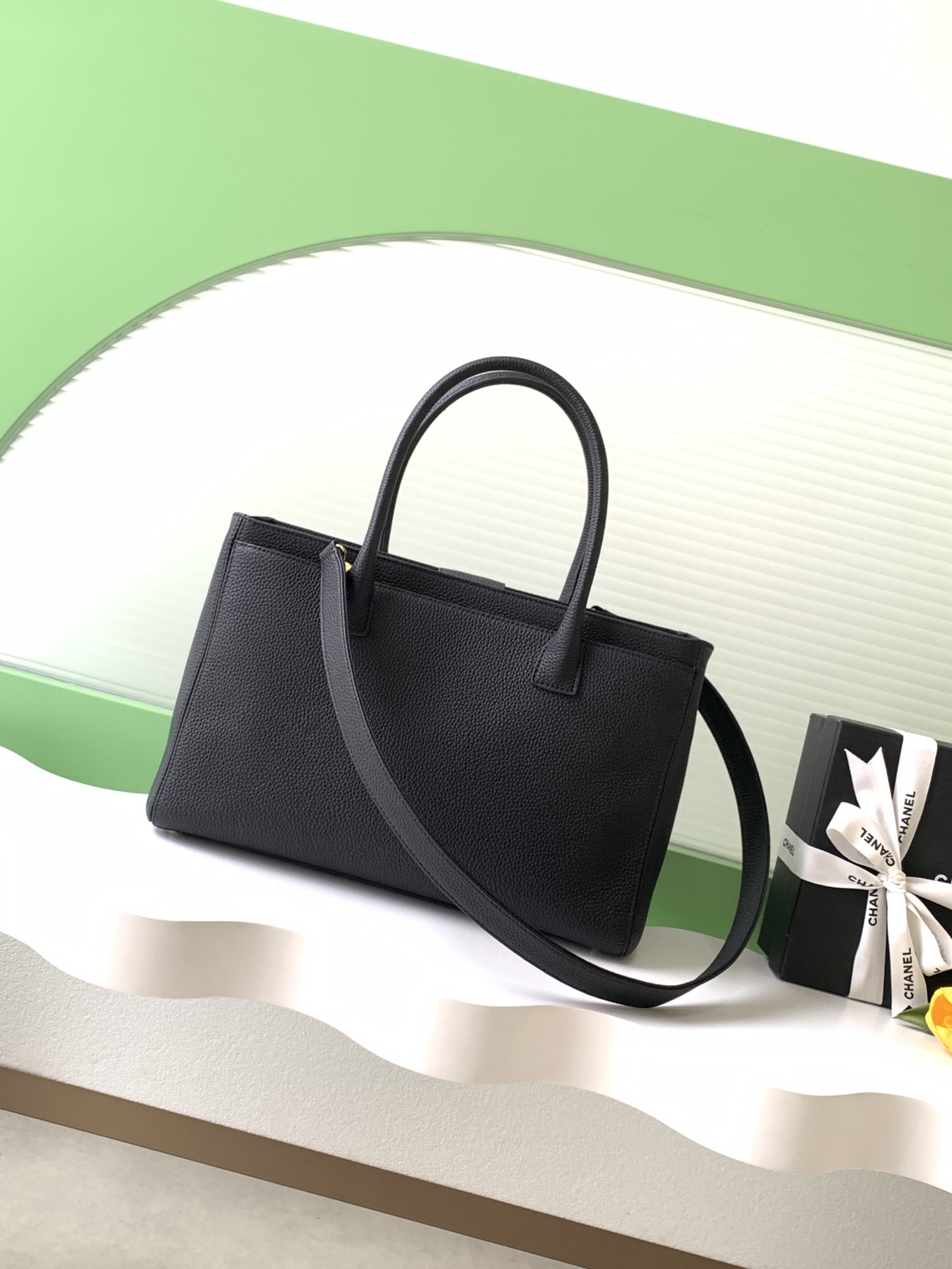 [TOP] CHANEL Cerf Tote Bag 24-36-14CM / 17.5-32-13CM - Black