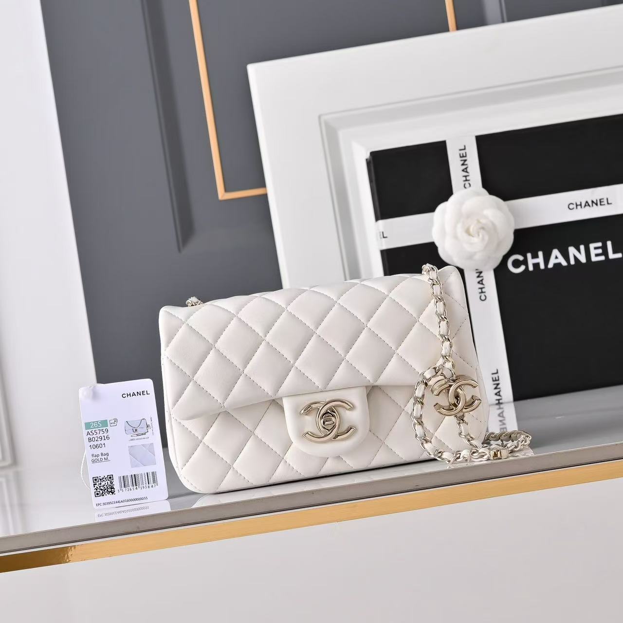 [TOP] CHANEL Chain Flap Bag 13x20x7 cm - White&GHW - 711 Luxury