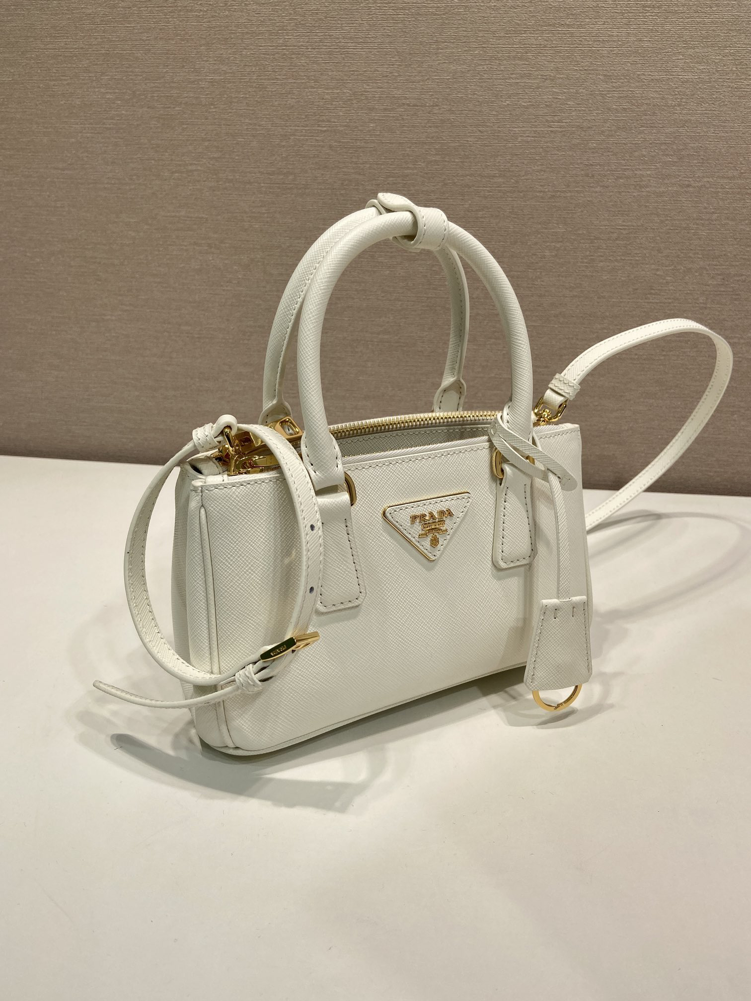 [TOP] PRADA Galleria Bag Saffiano Leather 21x12.5x8.5cm - White & GHW