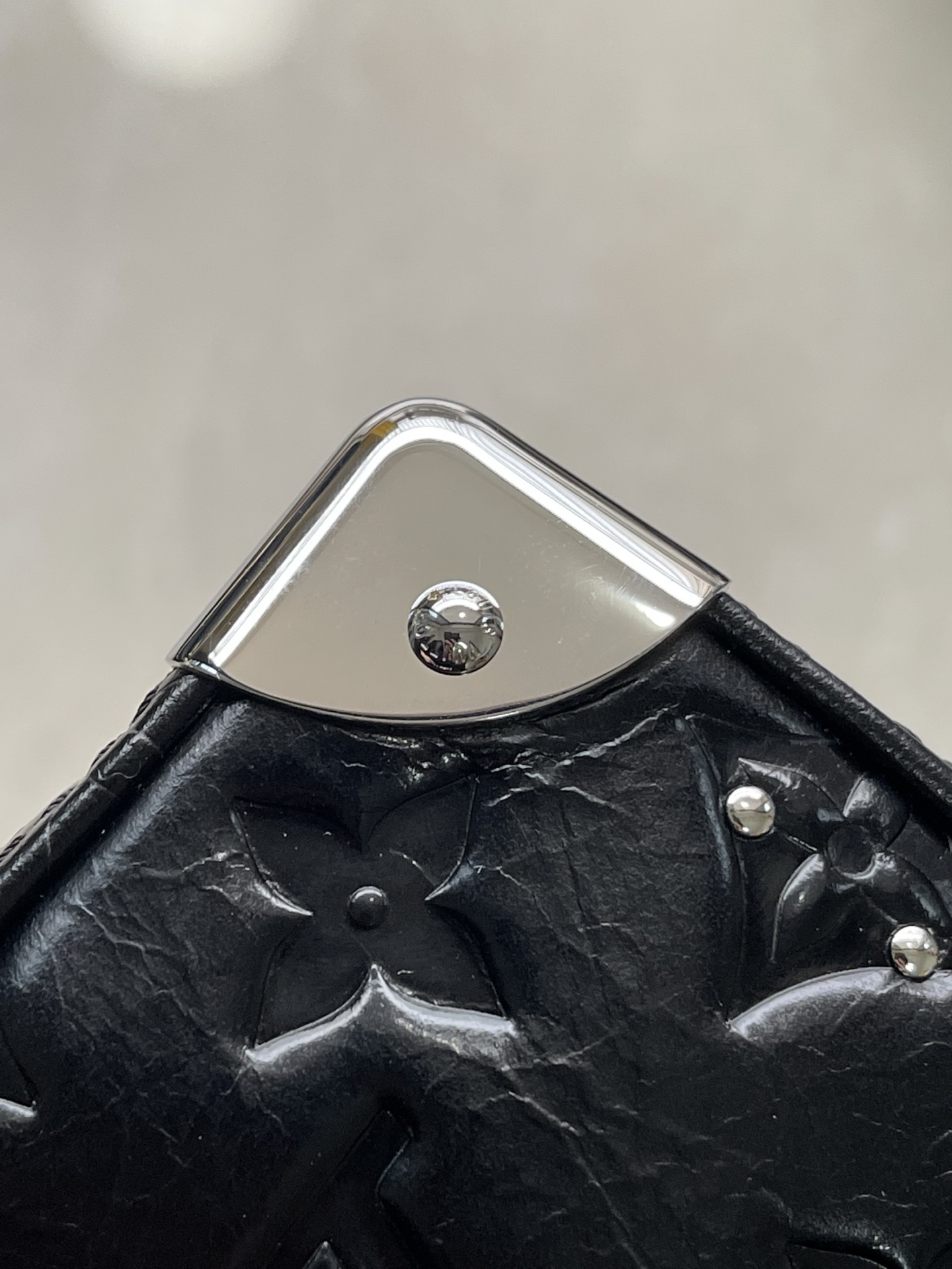 [TOP] Louis Vuitton LV Monogram Saga Trunkie  Bag  27 × 16 × 8 cm - Black