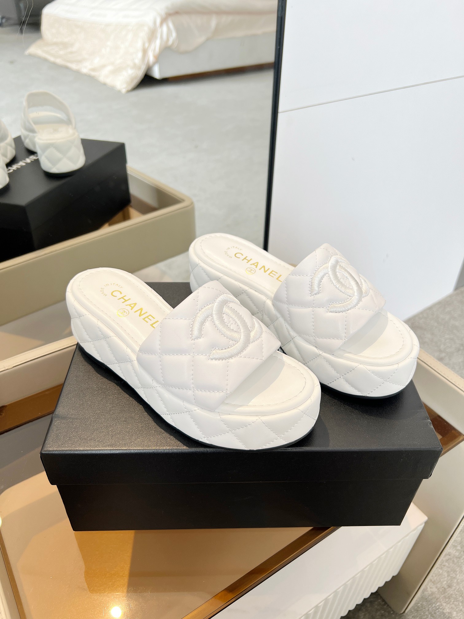 [TOP] CHANEL Lambskin Slippers - White - 711 Luxury