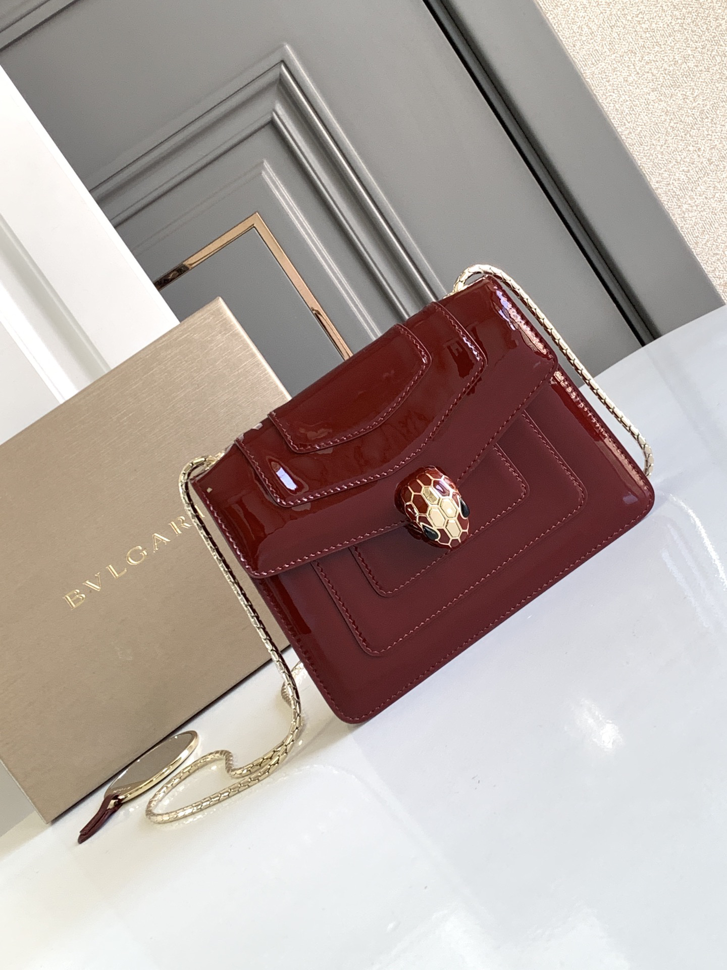 [TOP] BVLGARI Serpenti Forever Bag Calfskin 20x14x4.5cm - Red