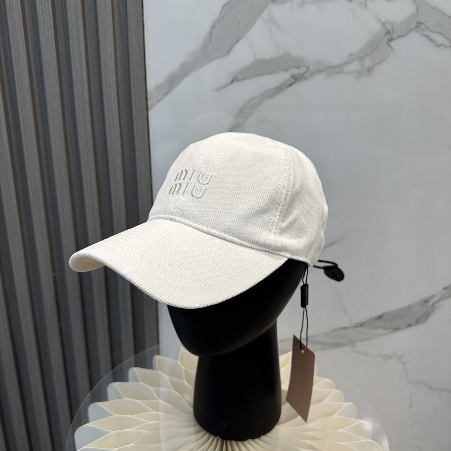 [TOP] Miu Miu Hat - White - 711 Luxury