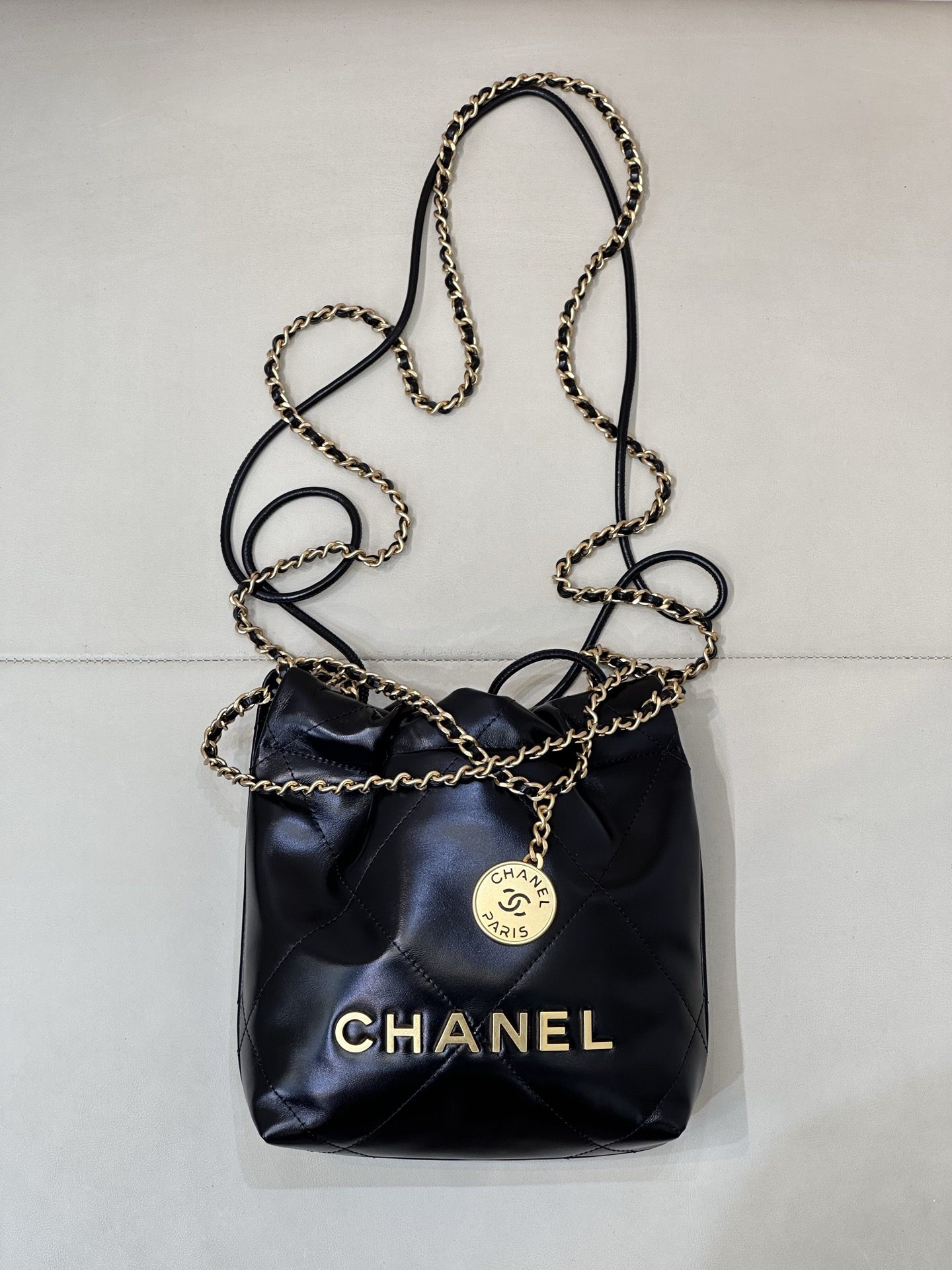 [TOP] CHANEL 22 Bag 20x22x6.5cm - Black & GHW - 711 Luxury