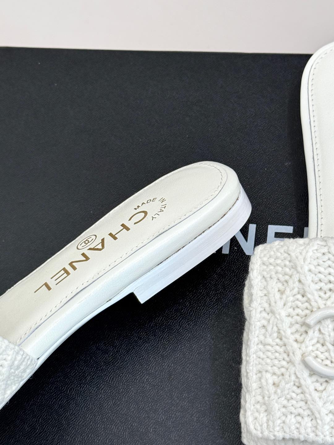 [TOP] CHANEL Flat Sandals - White