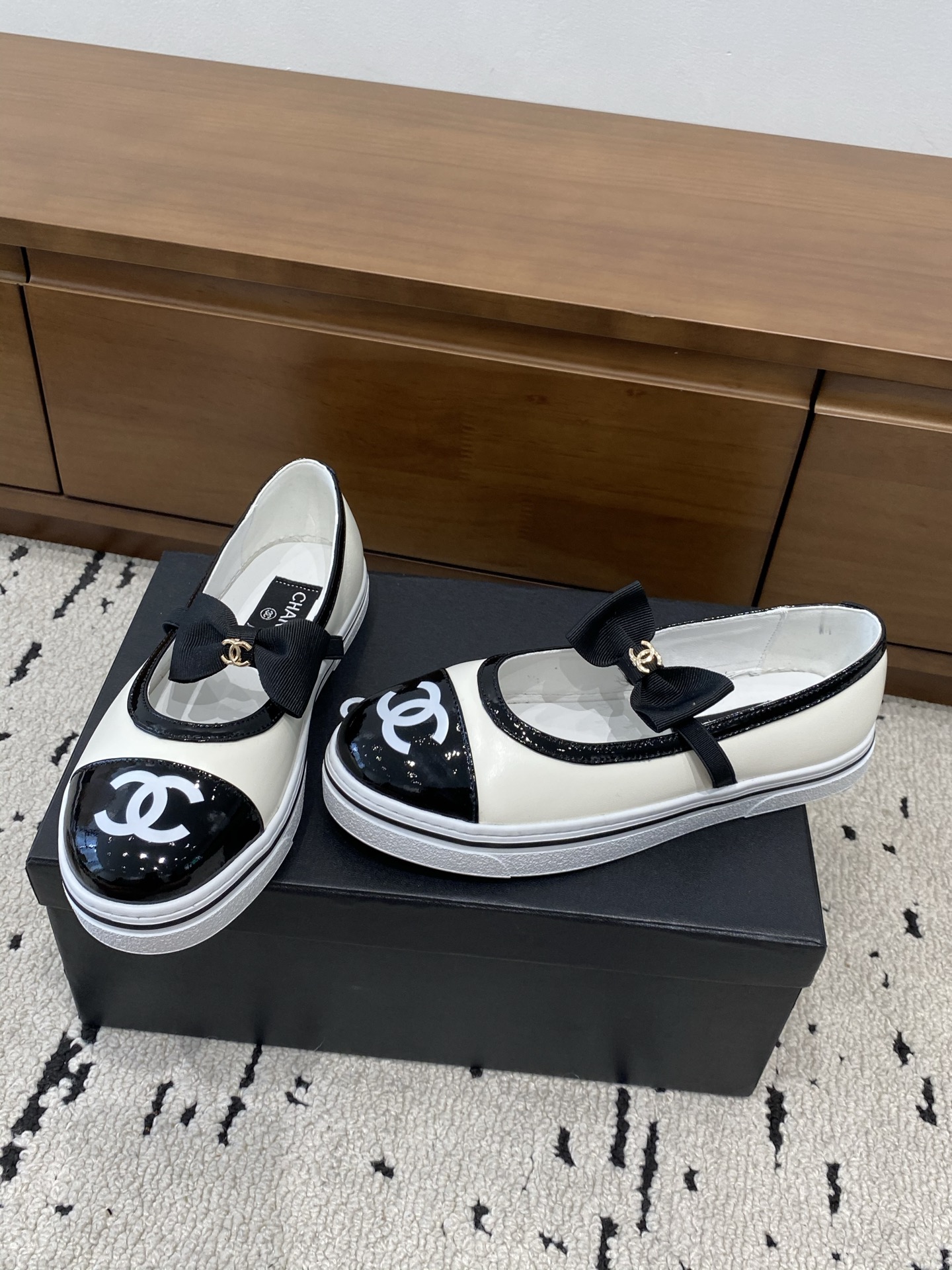 [TOP] CHANEL Flats - White - 711 Luxury