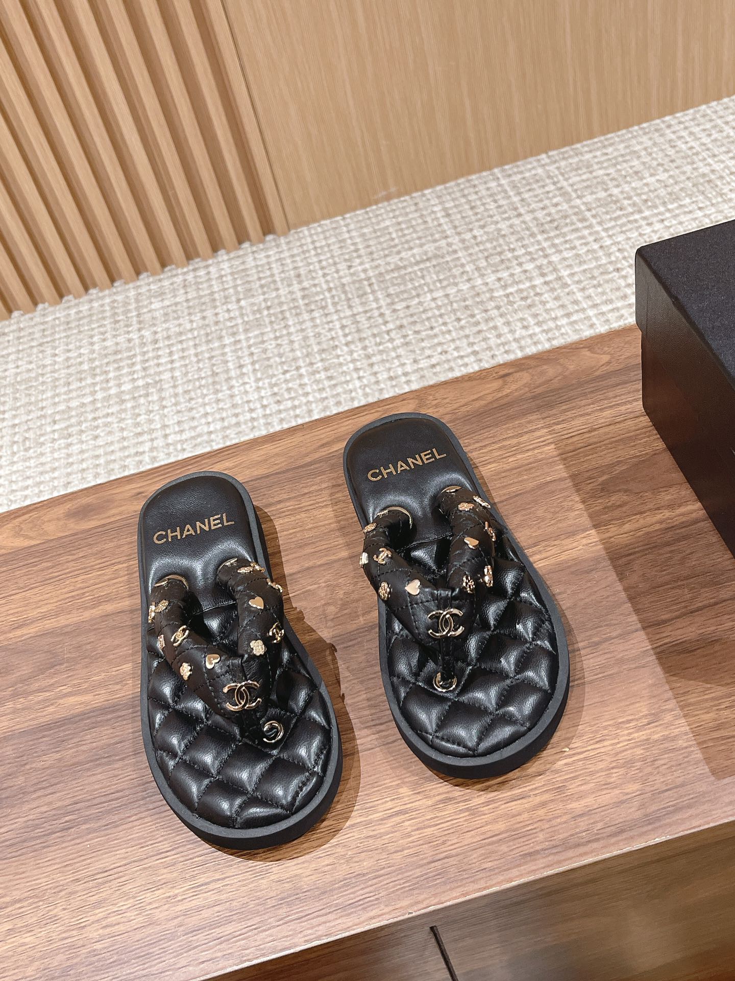 [TOP] CHANEL Slippers - Black - 711 Luxury