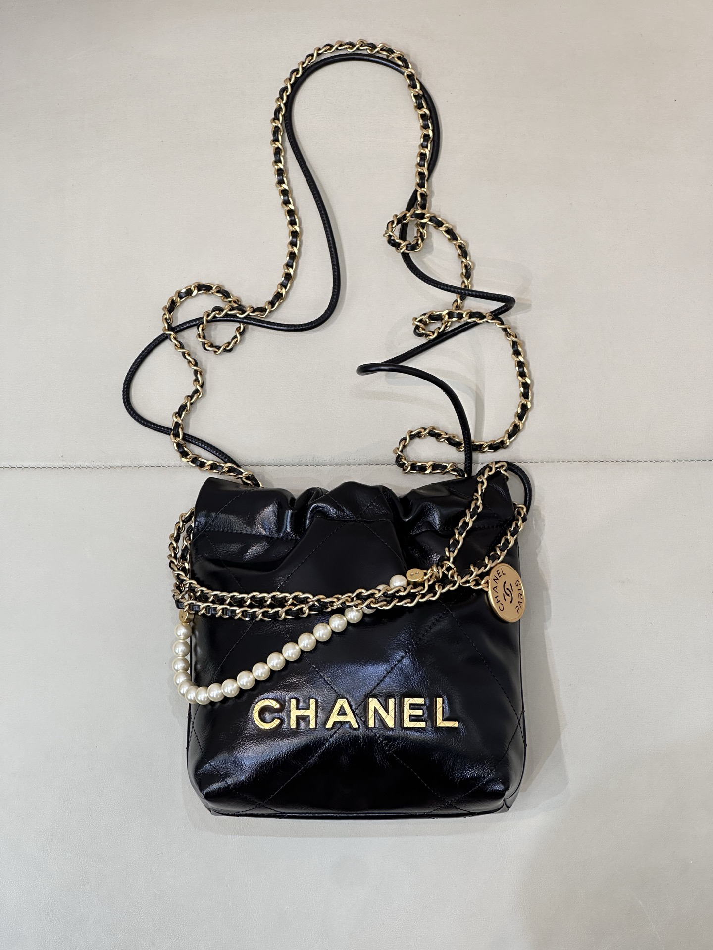 [TOP] CHANEL 22 Bag 20x22x6.5cm - Black & GHW - 711 Luxury