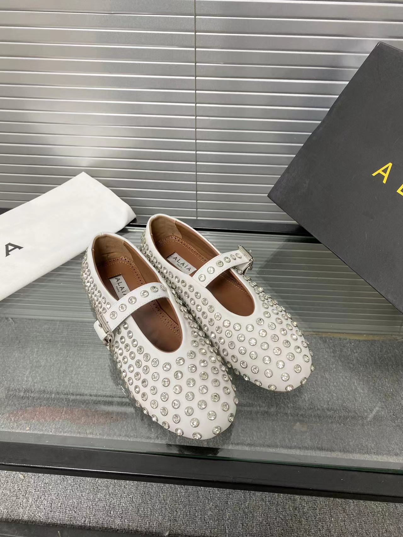[TOP] ALAIA Flats - White - 711 Luxury