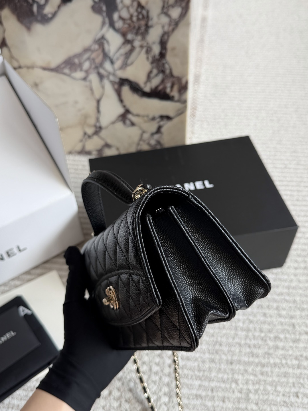 CHANEL Quilted Leather Flap Bag with Gold-Tone Hardware and Chain Strap (Replica)