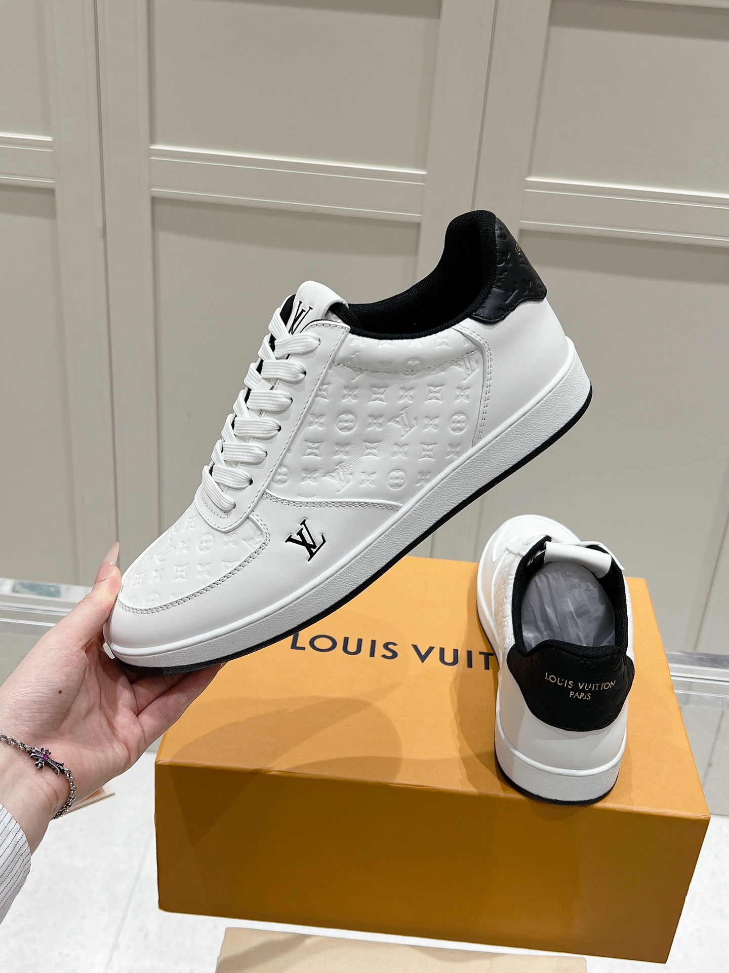 [TOP] Louis Vuitton LV Men's Casual Shoes - White and Black - 711 Luxury