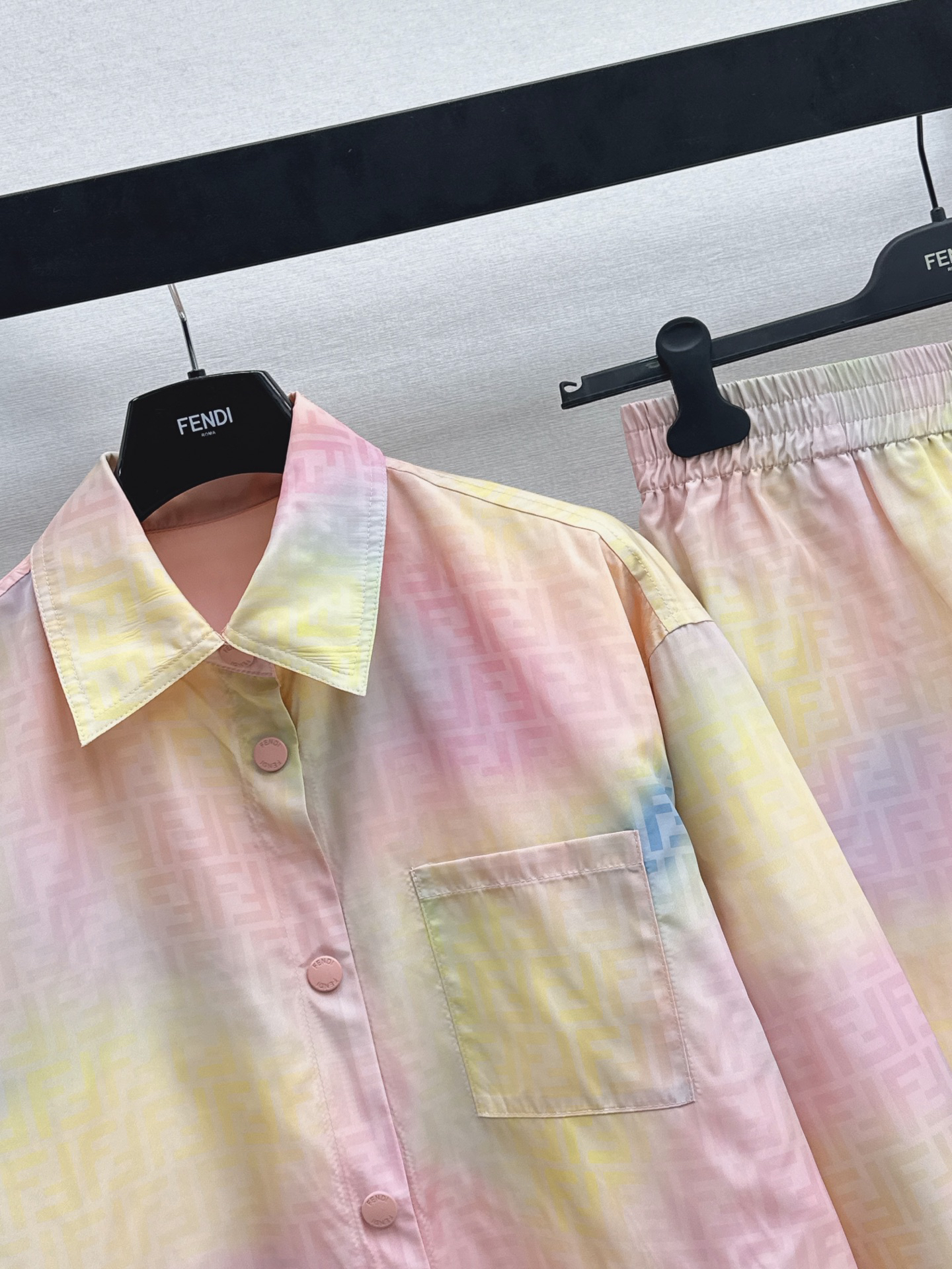 [TOP] FENDI Gradient Color FF Print Collared Shirt + Shorts Set - Pink