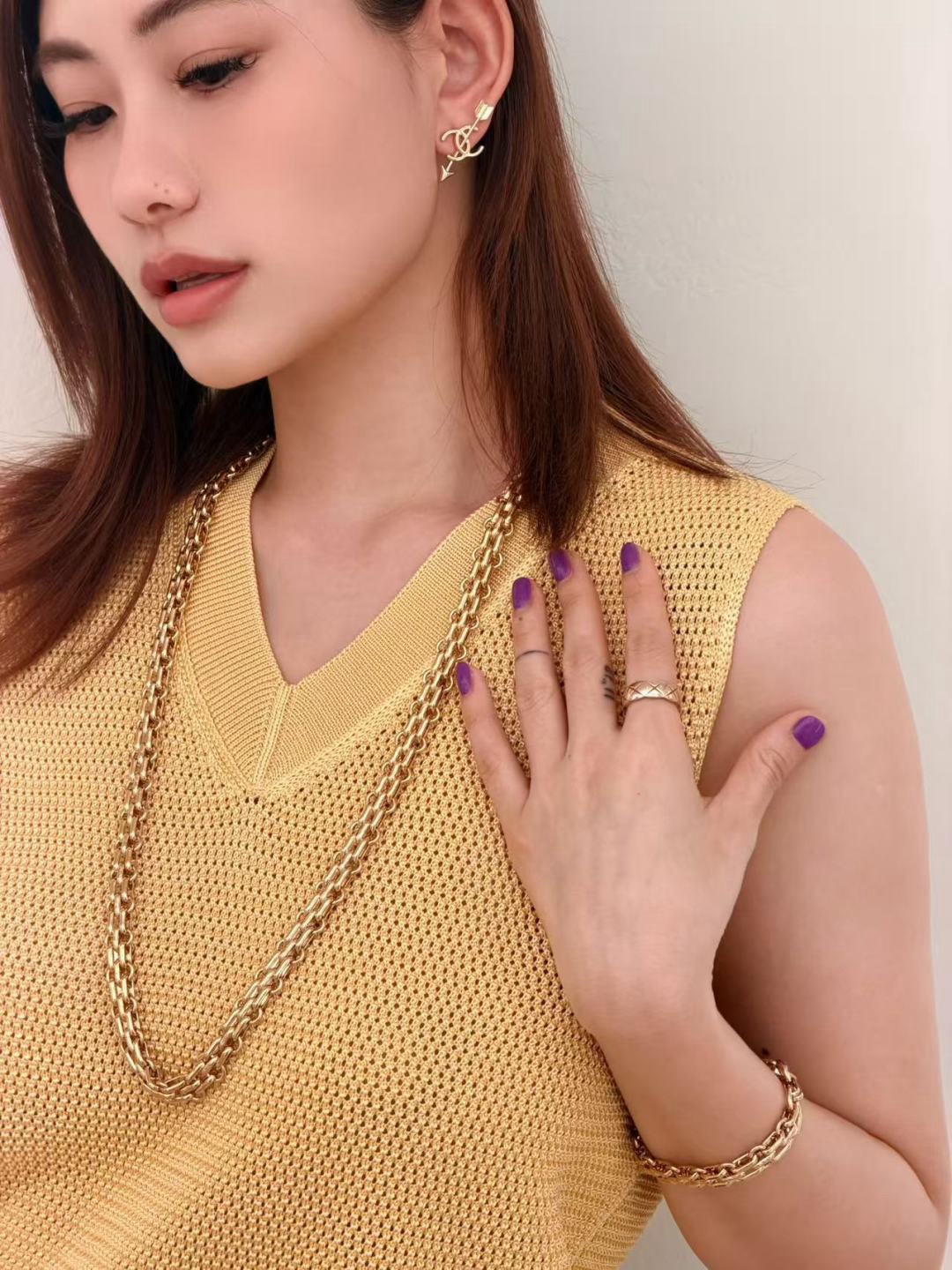 [TOP] CHANEL Earrings - Gold