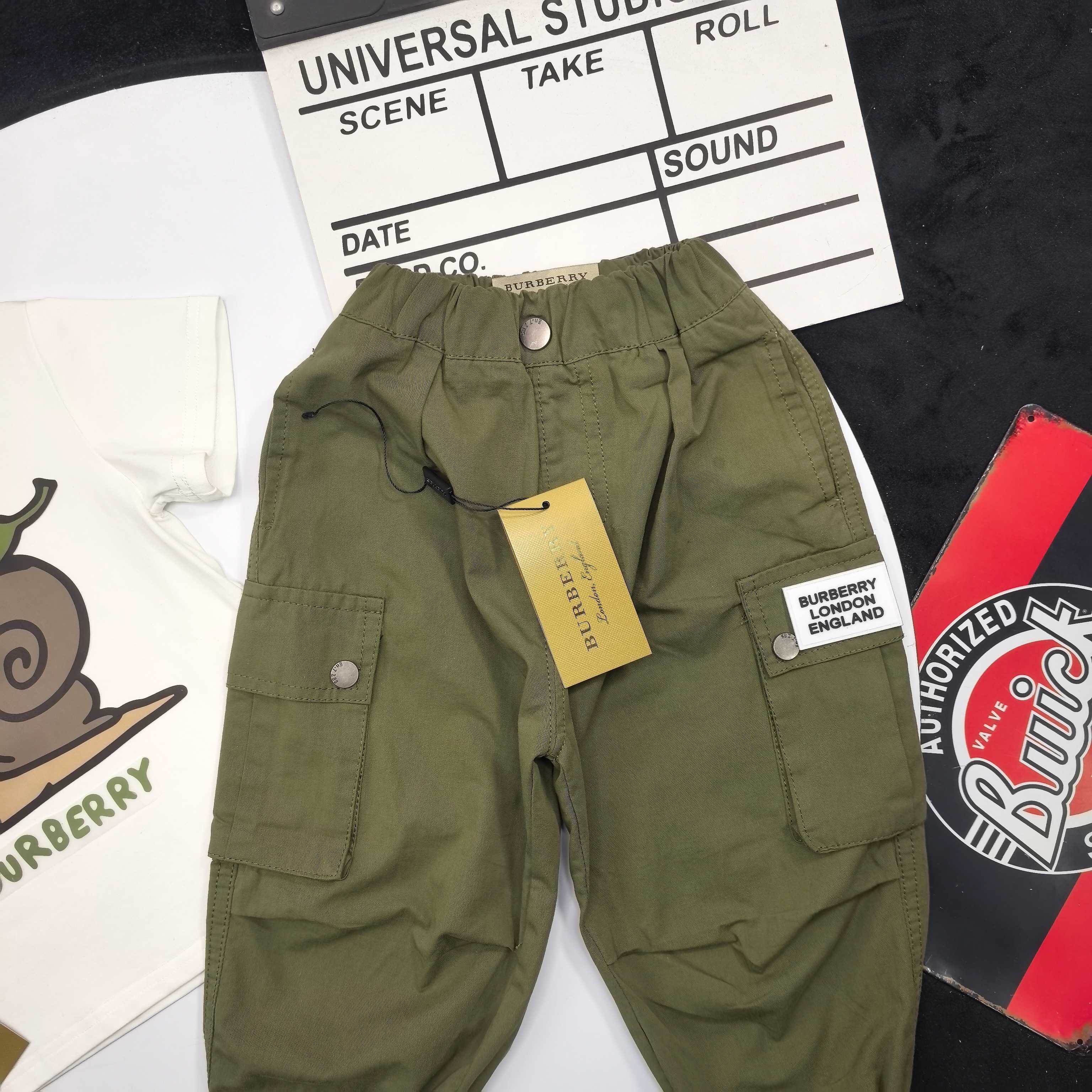 Burberry Unisex Kids White Snail Print Cotton Short Sleeve T-Shirt & Army Green Multi-Pocket Elastic Cuff Cargo Jogger Pants 2 Piece Separable Set Boys Girls Sizes 90-150