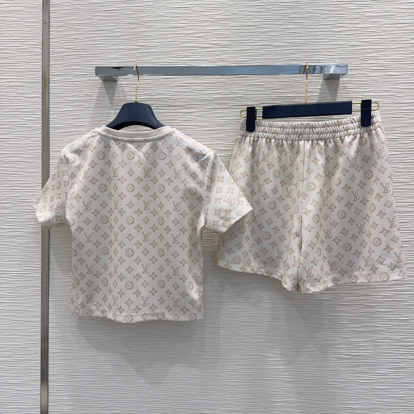 [TOP] Louis Vuitton LV T-shirt + Shorts Set - White