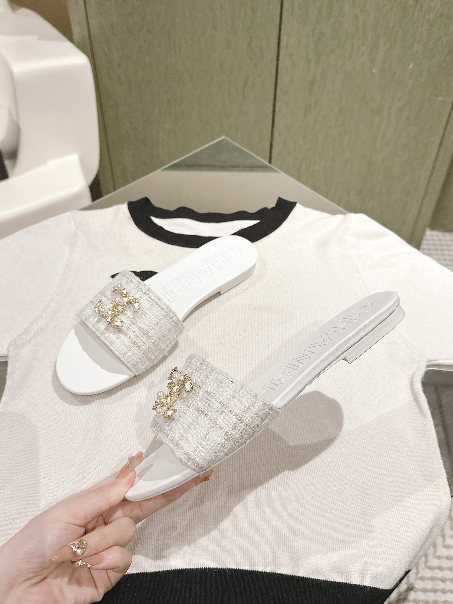 [TOP] CHANEL Flat Sandals - White