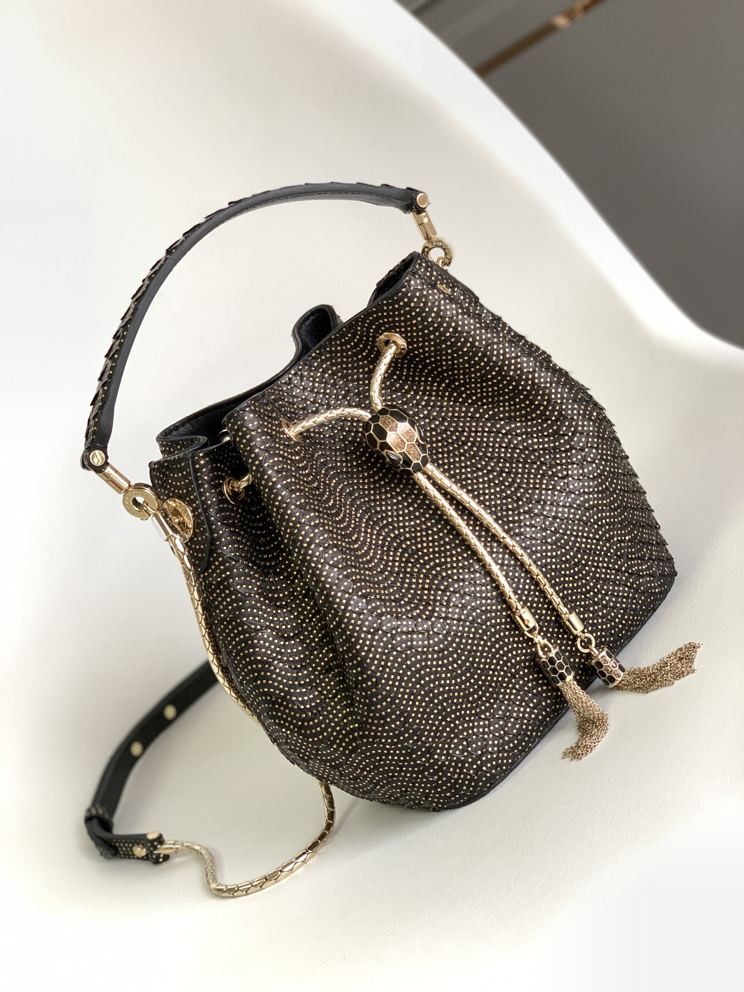 [TOP] BVLGARI Serpenti Forever Bucket Bag Snake Skin 16x10.5x19cm - Black - 711 Luxury