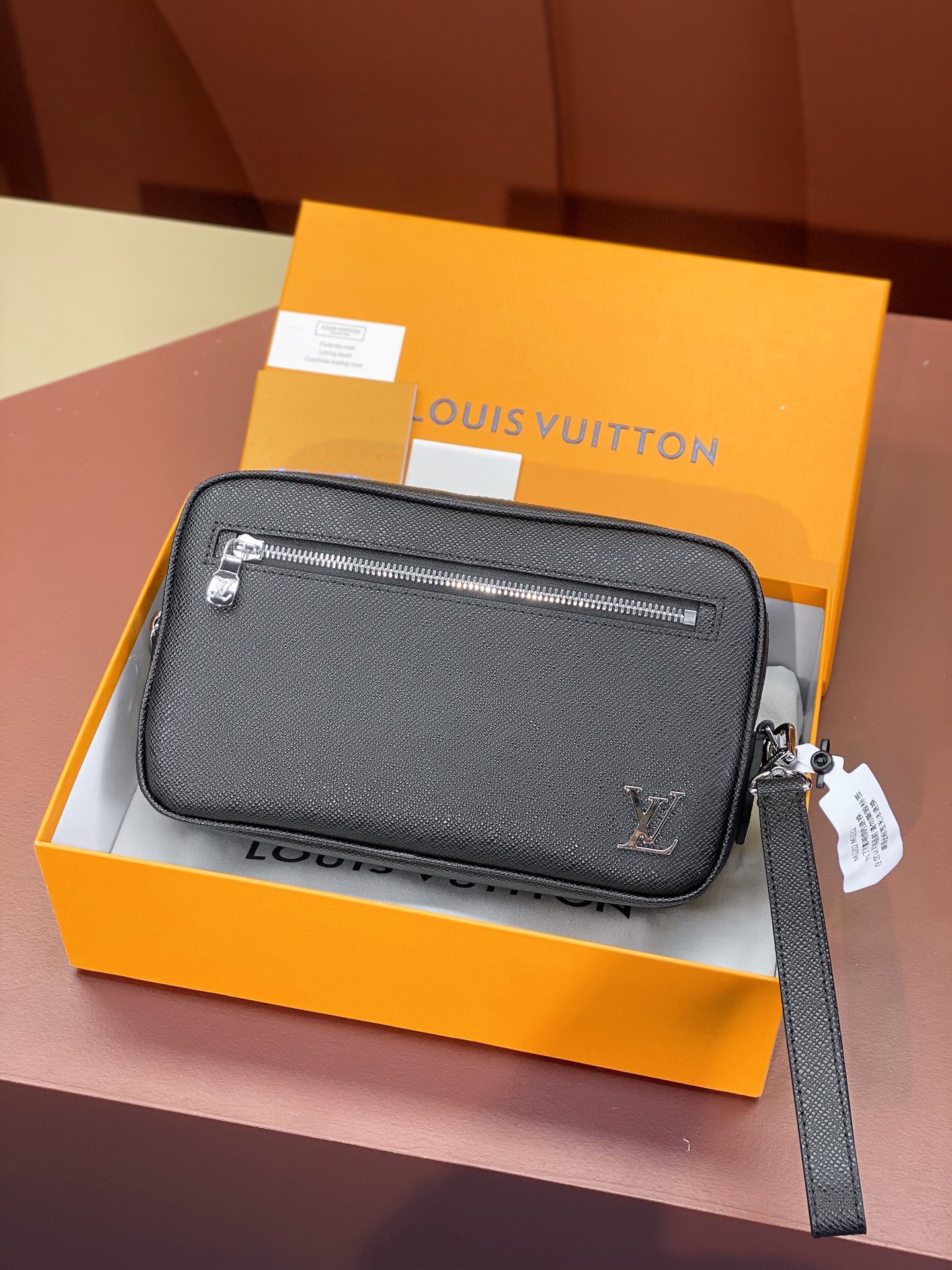 [TOP] Louis Vuitton LV Kasai Bag 25x15.5x6.5cm Taïga Leather - Black