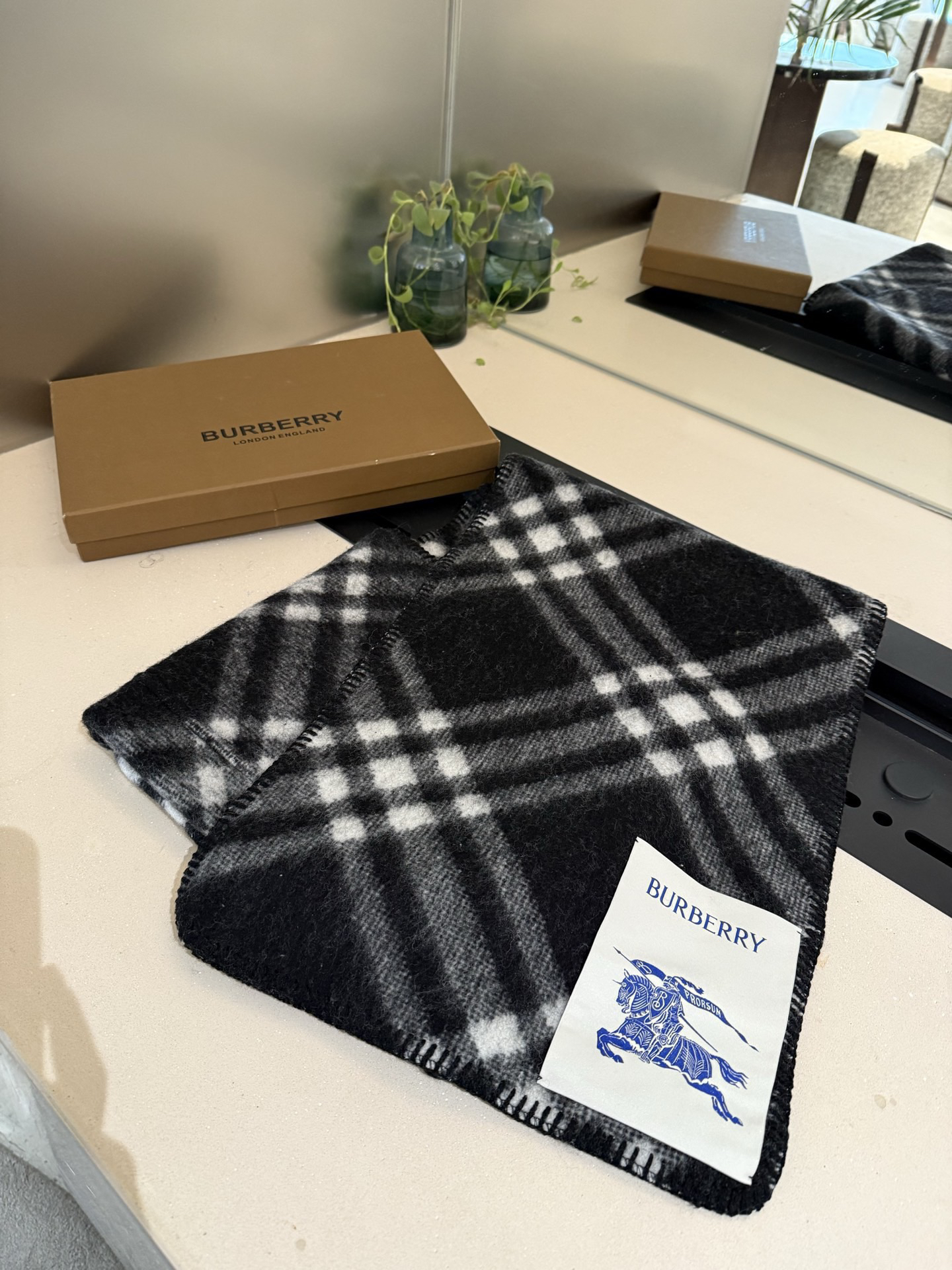 [TOP] BURBERRY Cashmere Scarf - Black