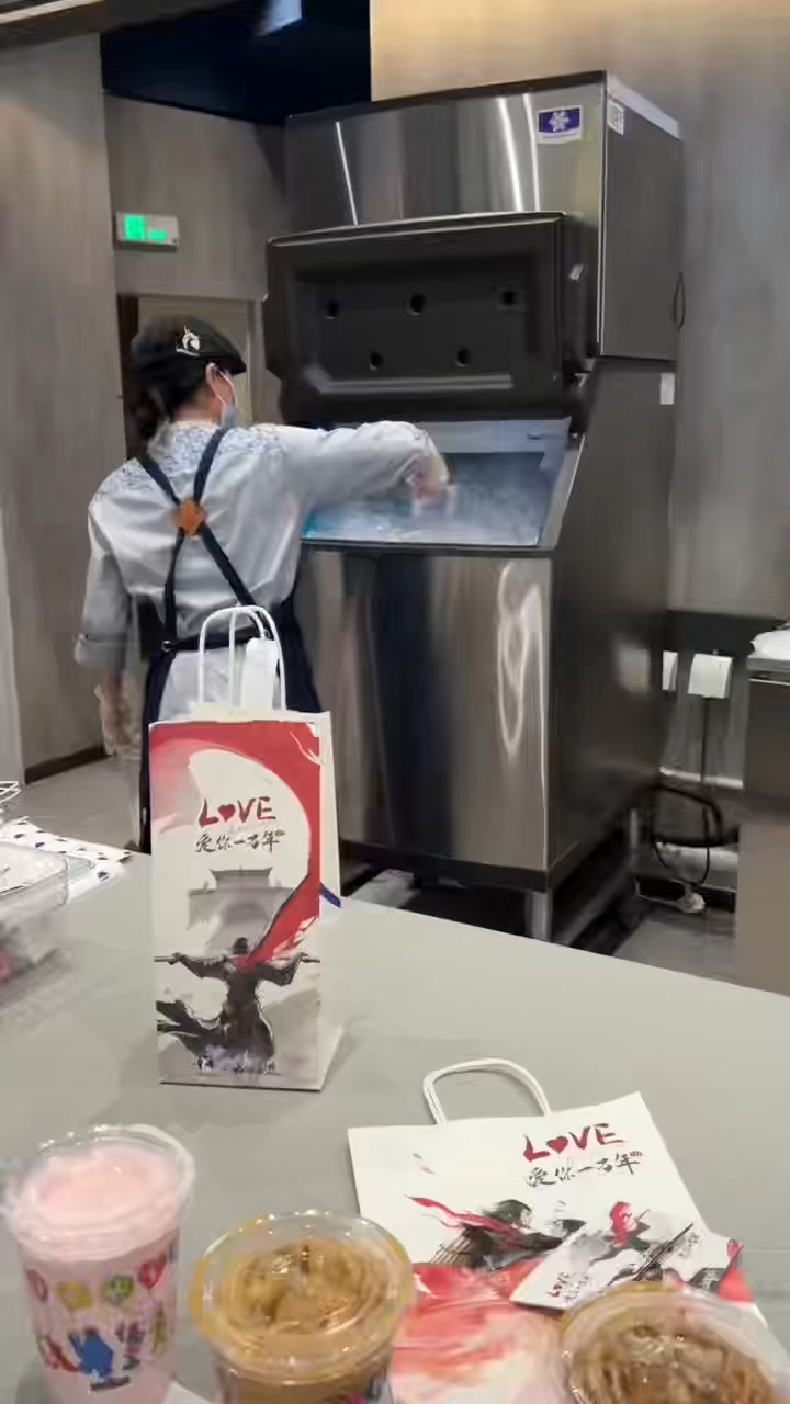 24-hour ice making capacity  100kg ice maker.