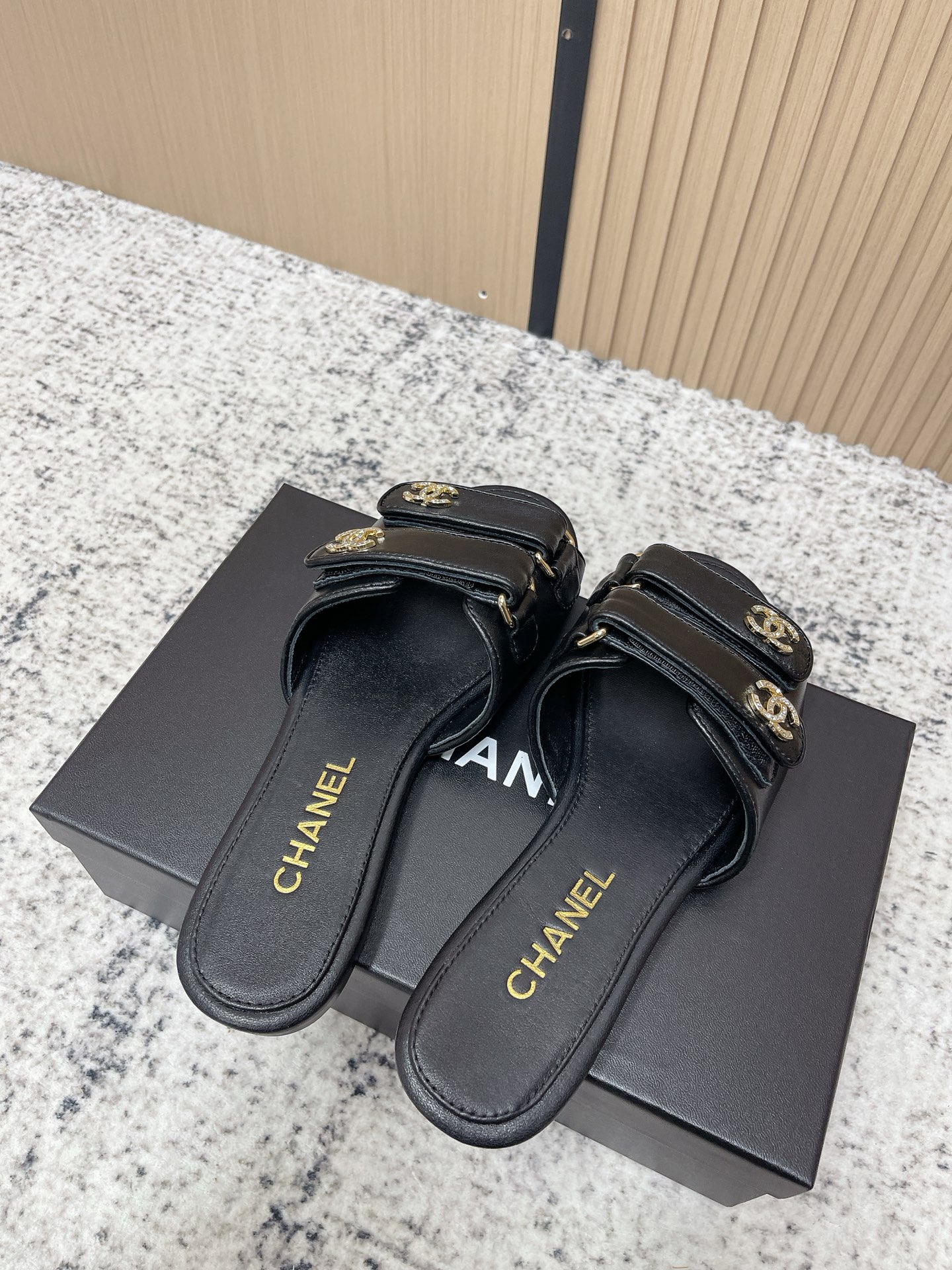 [TOP] CHANEL Sandals - Black