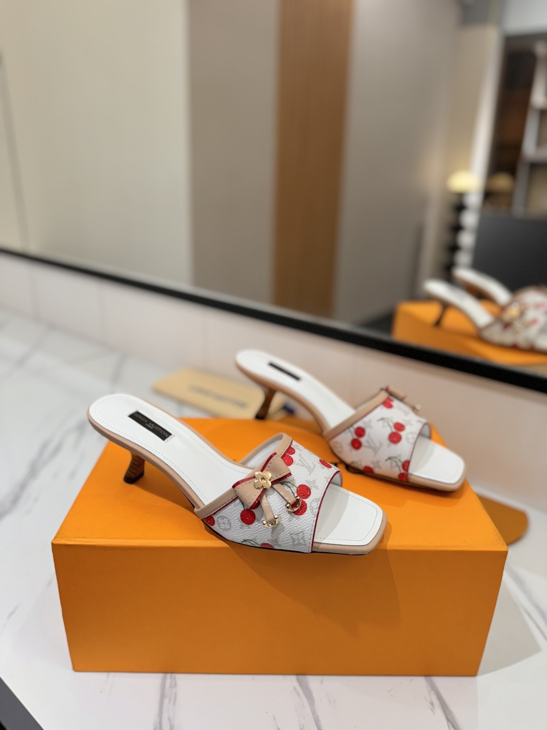 [TOP] Louis Vuitton LV  Slippers - White - 711 Luxury