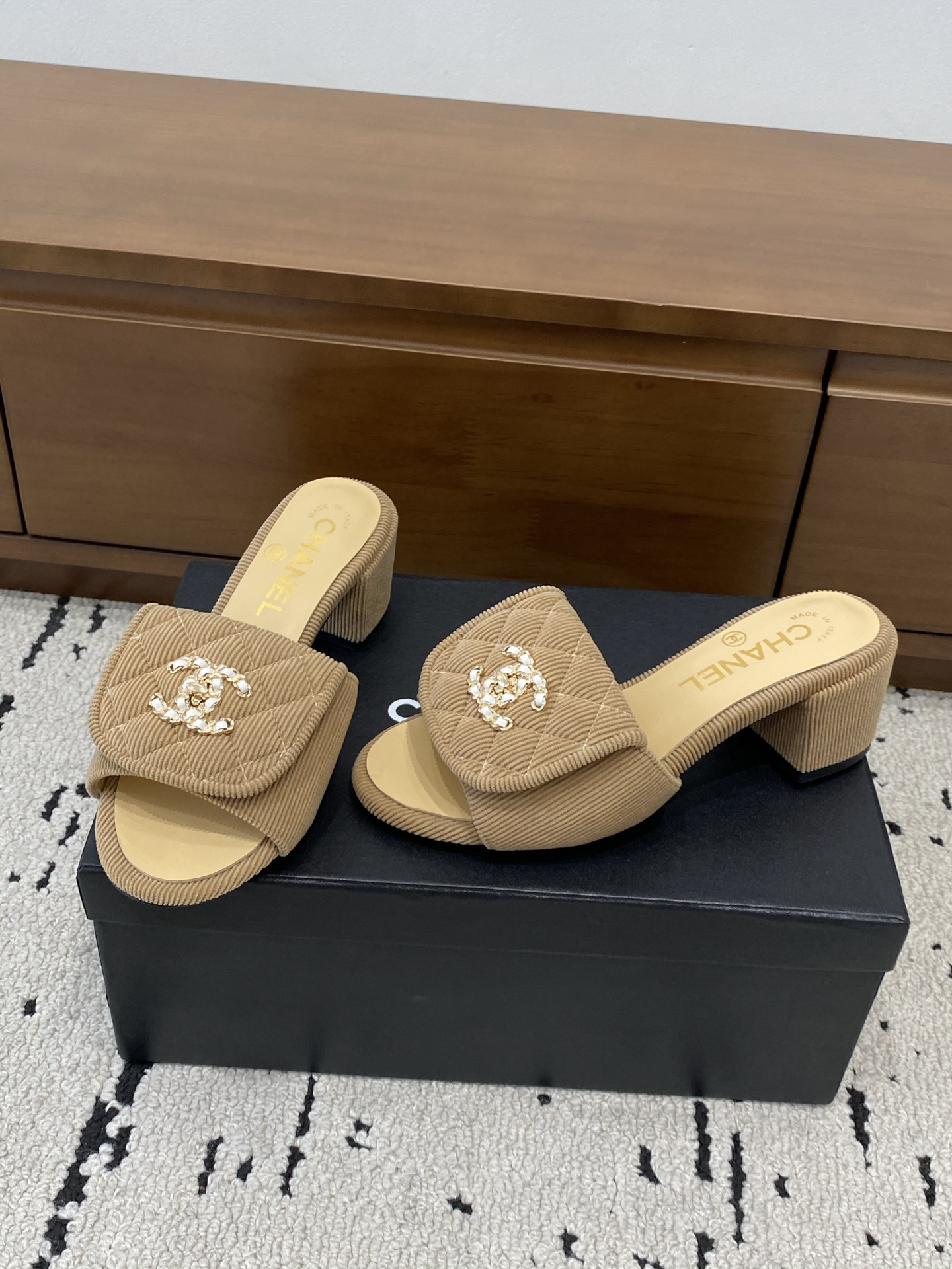 [TOP] CHANEL Slippers - Apricot - 711 Luxury