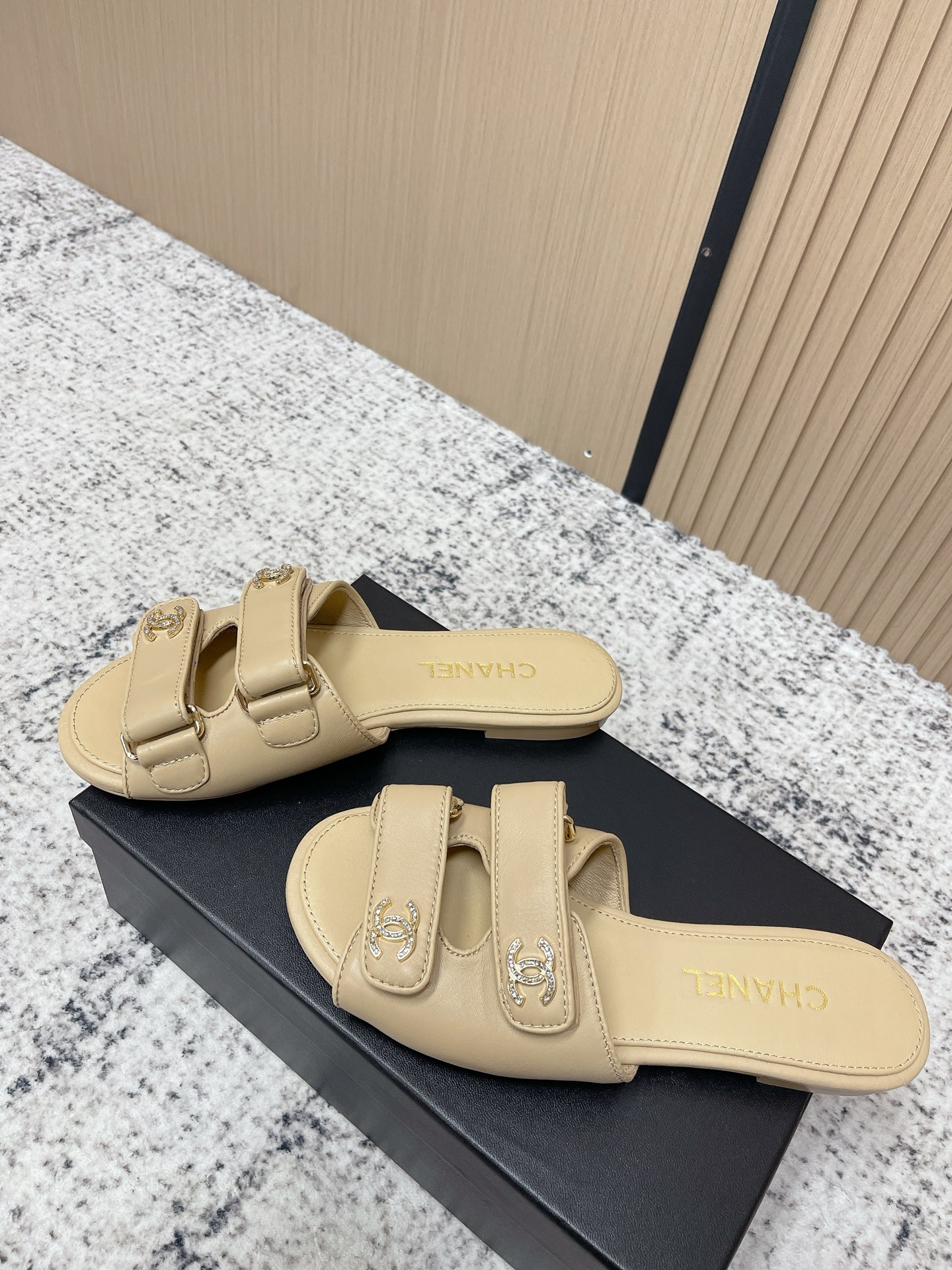 [TOP] CHANEL  Sandals - Khaki