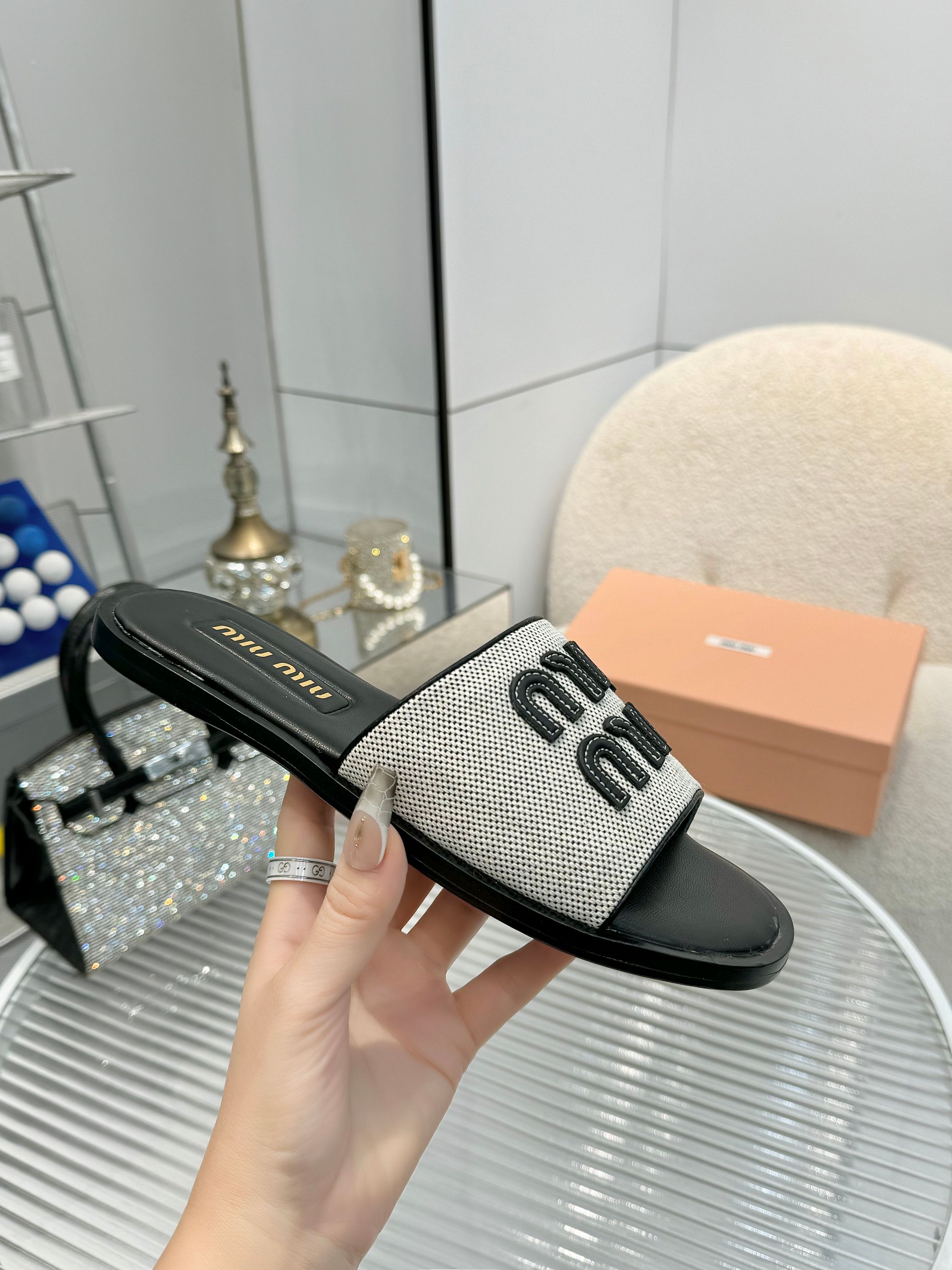[TOP] Miu Miu Slippers - Gray - 711 Luxury